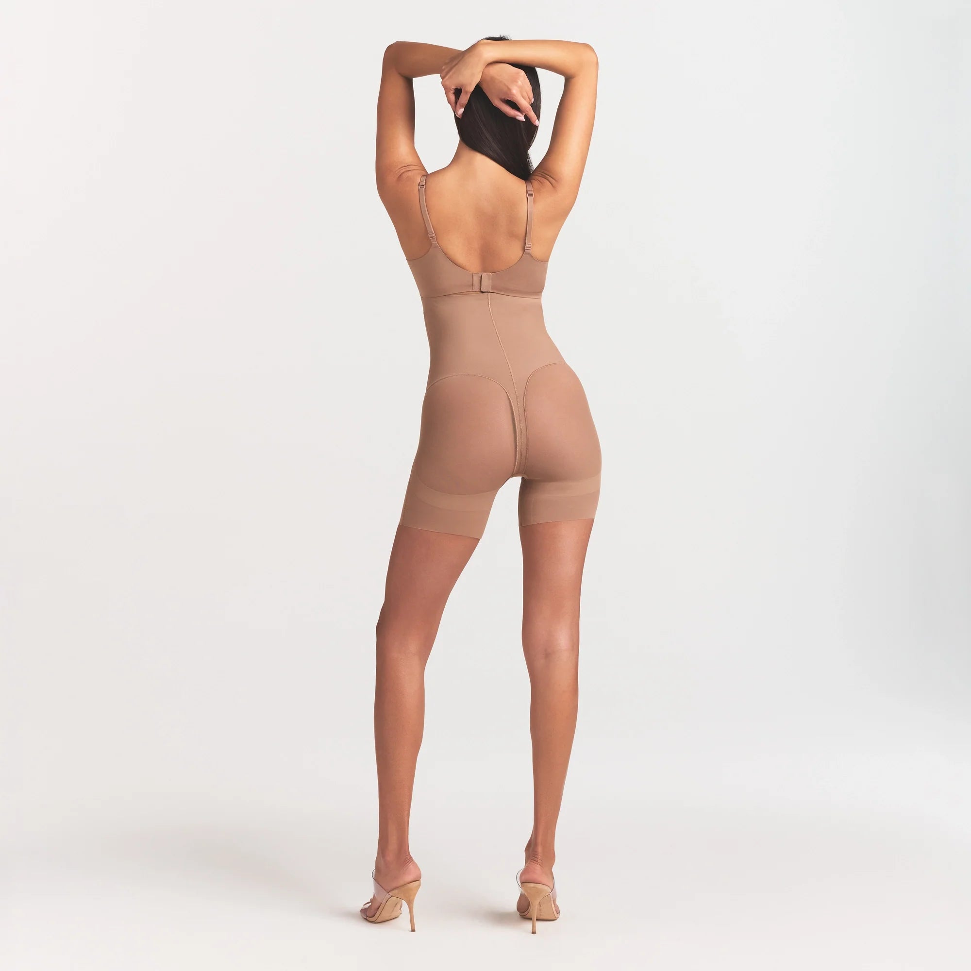 POWER MESH SHAPEWEAR CORE SCULPT HIGH-WAISTED MID THIGH SHORT | SIENNA ON A MODEL FRONT VIEW @