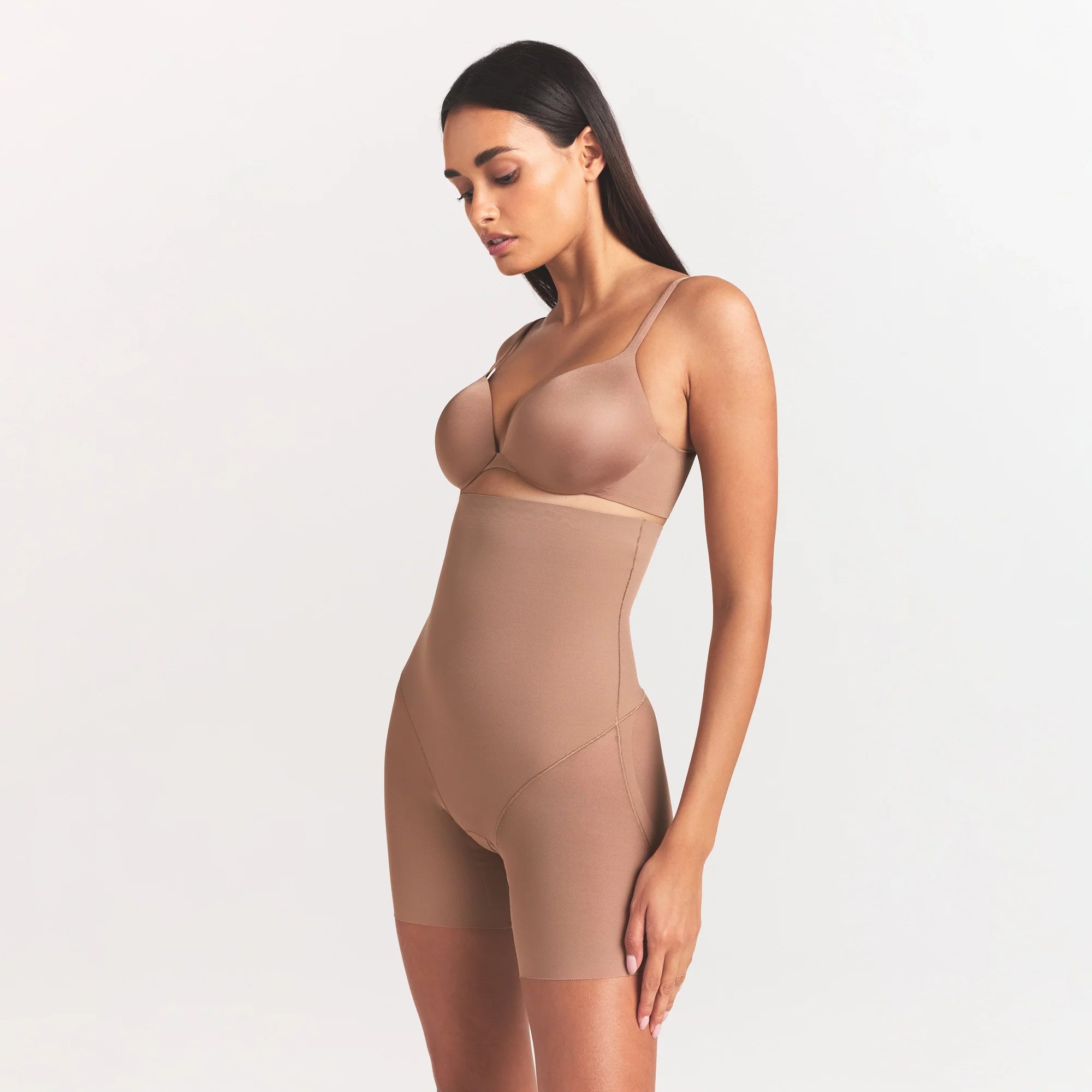 POWER MESH SHAPEWEAR CORE SCULPT HIGH-WAISTED MID THIGH SHORT | SIENNA ON A MODEL SIDE VIEW @