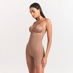 POWER MESH SHAPEWEAR CORE SCULPT HIGH-WAISTED MID THIGH SHORT | SIENNA ON A MODEL SIDE VIEW @