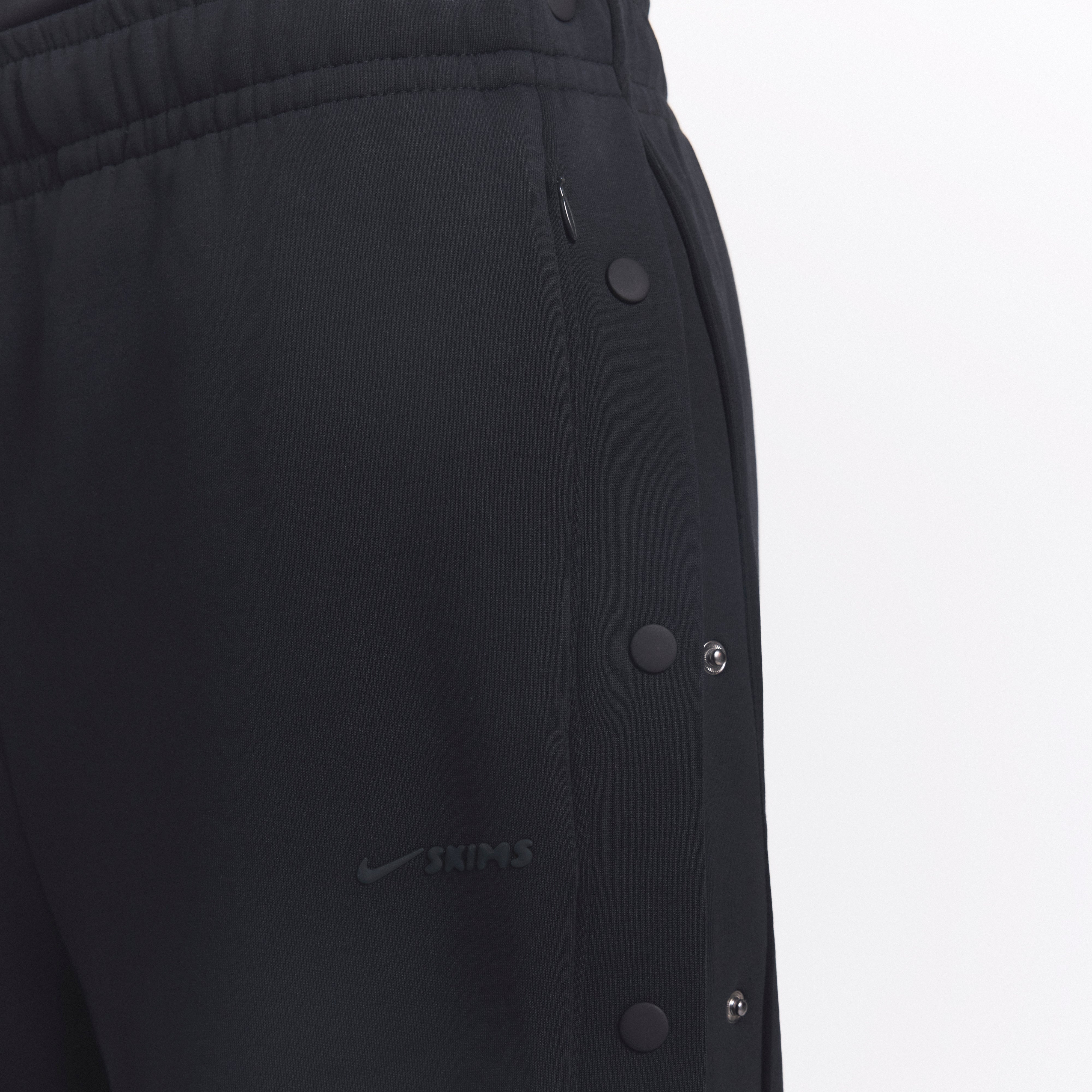 NikeSKIMS MATTE TRICOT SIDE SNAPS PANT | OBSIDIAN ON A MODEL SIDE VIEW @ | FOCUS: 0.0, 1.0, 0.9