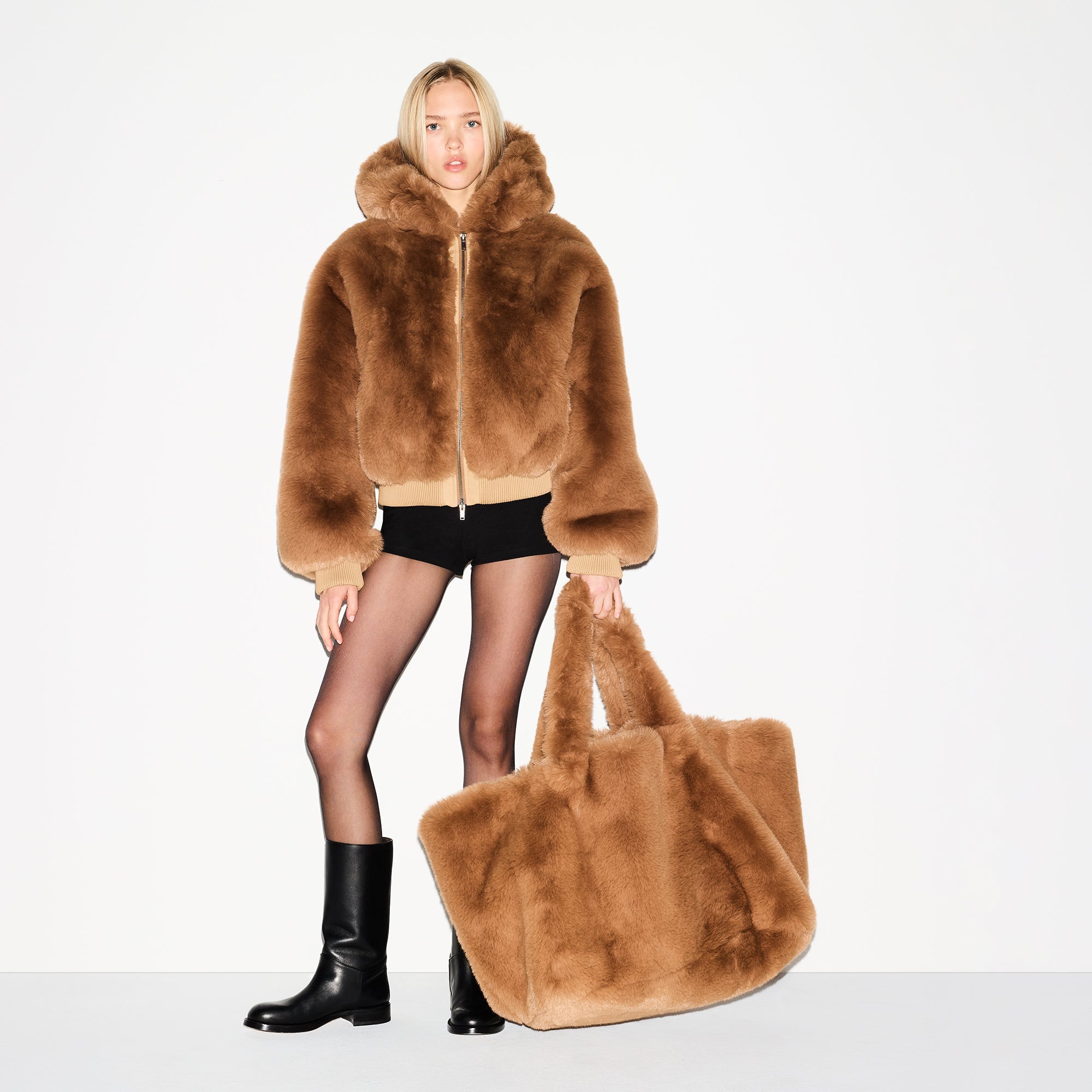 FAUX FUR JUMBO TOTE | CAMEL ON A MODEL FRONT VIEW @ | FOCUS: 0.0, 1.0, 0.9