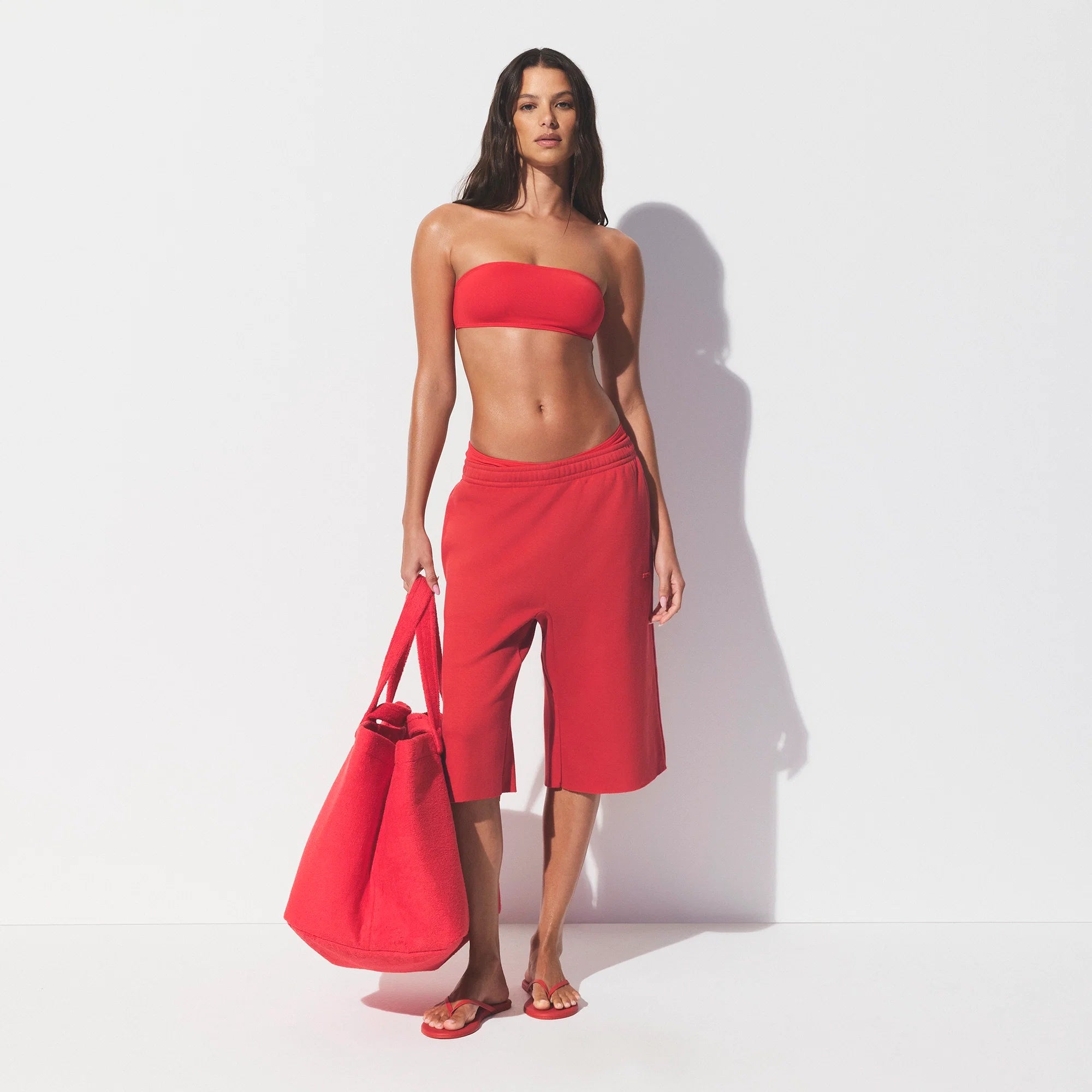 TERRY JUMBO TOTE | CARMINE ON A MODEL FRONT VIEW @ | FOCUS: 0.0, 1.0, 0.9 