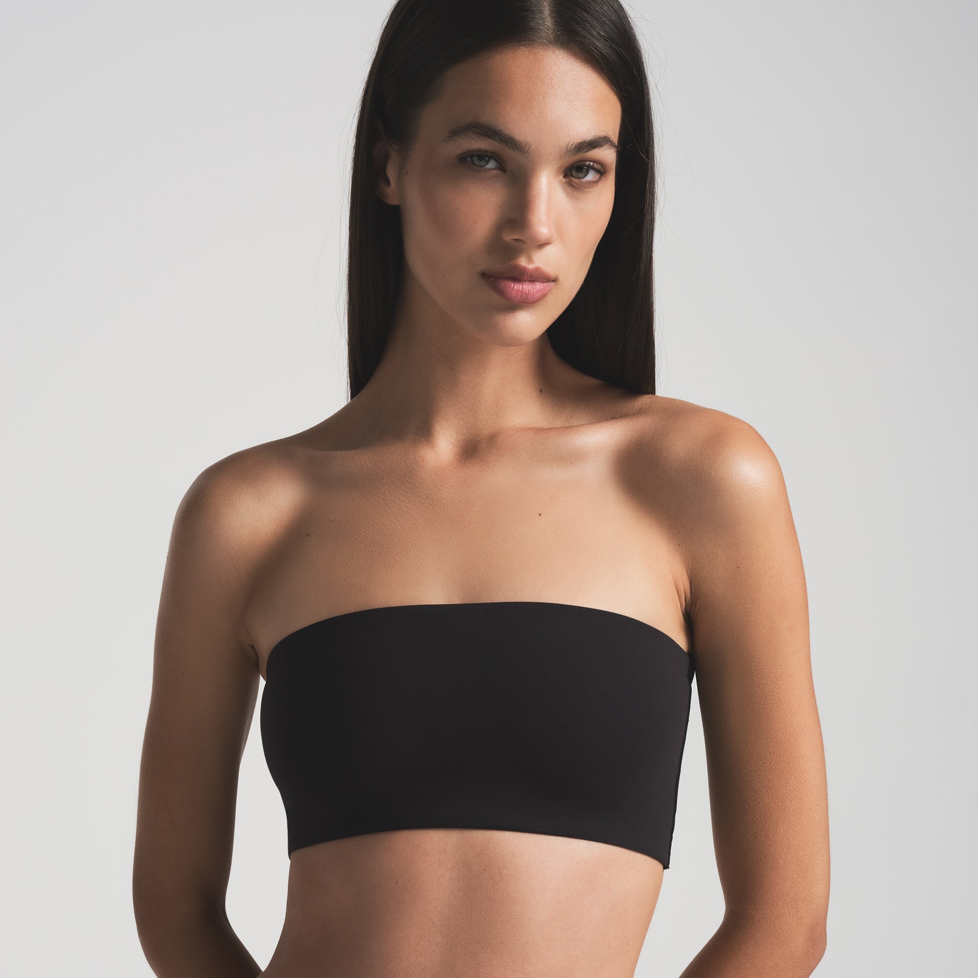 FITS EVERYBODY BANDEAU | ONYX ON A MODEL FRONT VIEW | FOCUS: 0.0, 1.0, 0.9