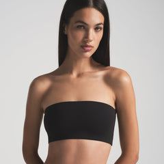 FITS EVERYBODY BANDEAU | ONYX ON A MODEL FRONT VIEW | FOCUS: 0.0, 1.0, 0.9