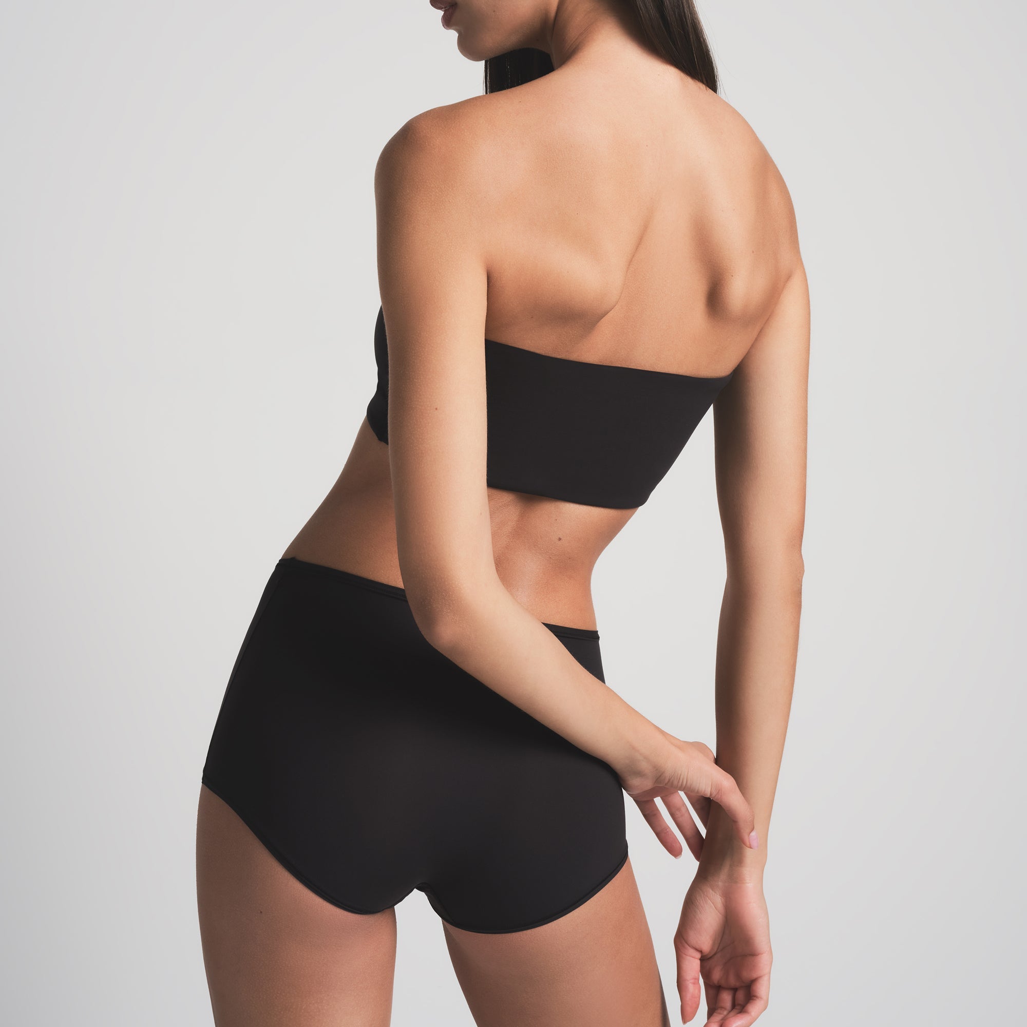 FITS EVERYBODY BANDEAU | ONYX ON A MODEL BACK VIEW | FOCUS: 0.0, 1.0, 0.9