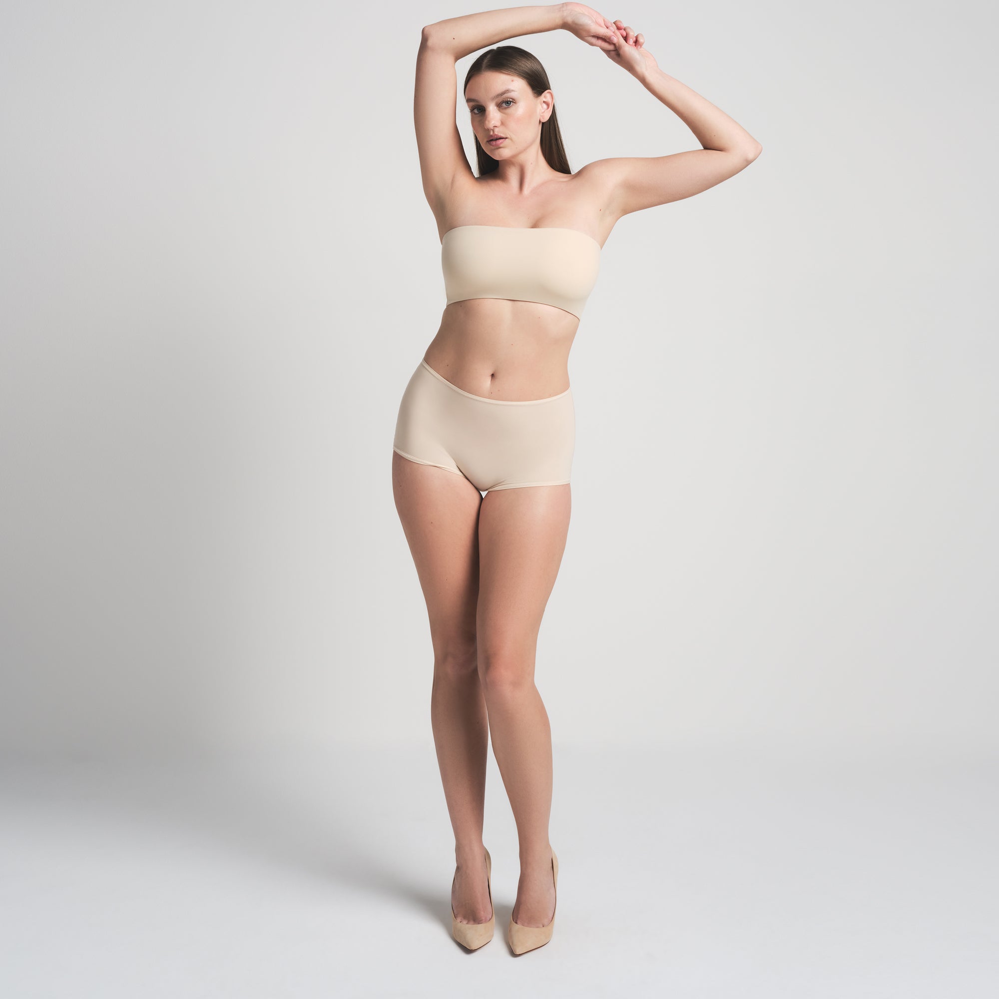 FITS EVERYBODY BANDEAU | SAND ON A MODEL FRONT VIEW | FOCUS: 0.0, 1.0, 0.9