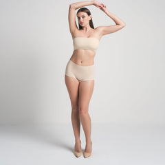 FITS EVERYBODY BANDEAU | SAND ON A MODEL FRONT VIEW | FOCUS: 0.0, 1.0, 0.9