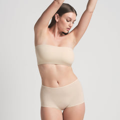 FITS EVERYBODY BANDEAU | SAND ON A MODEL FRONT VIEW | FOCUS: 0.0, 1.0, 0.9