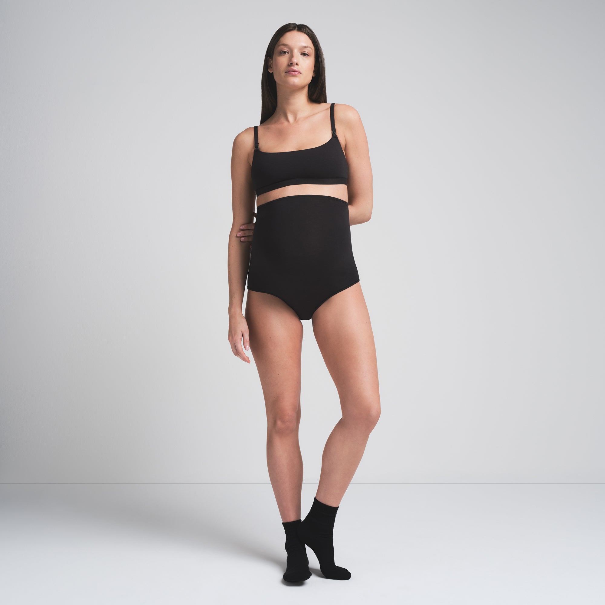 COTTON JERSEY MATERNITY HIGH-WAISTED BRIEF | SOOT ON A MODEL FRONTVIEW | FOCUS: 0.0, 1.0, 0.9