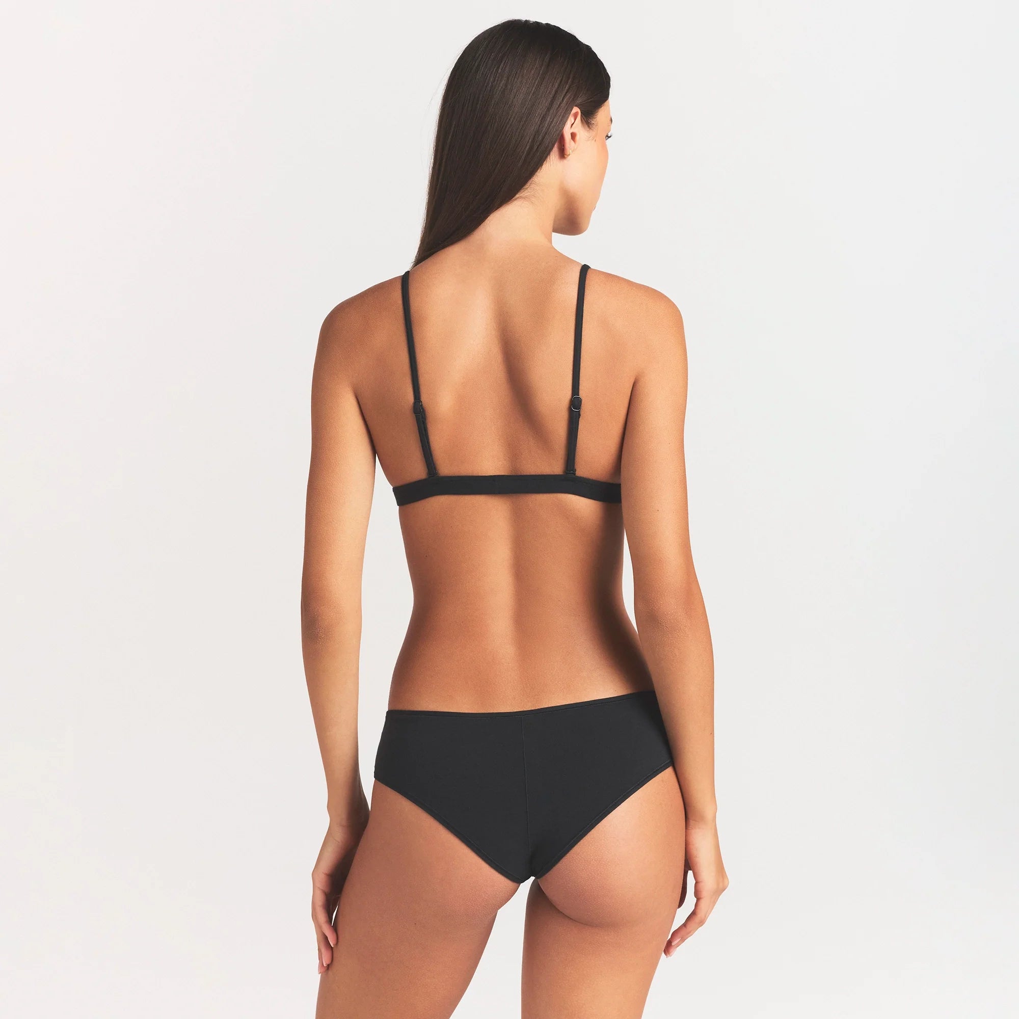 EVERYDAY COTTON TRIANGLE BRALETTE | ONYX ON A MODEL SIDE VIEW @ | FOCUS: 0.0, 1.0, 0.9