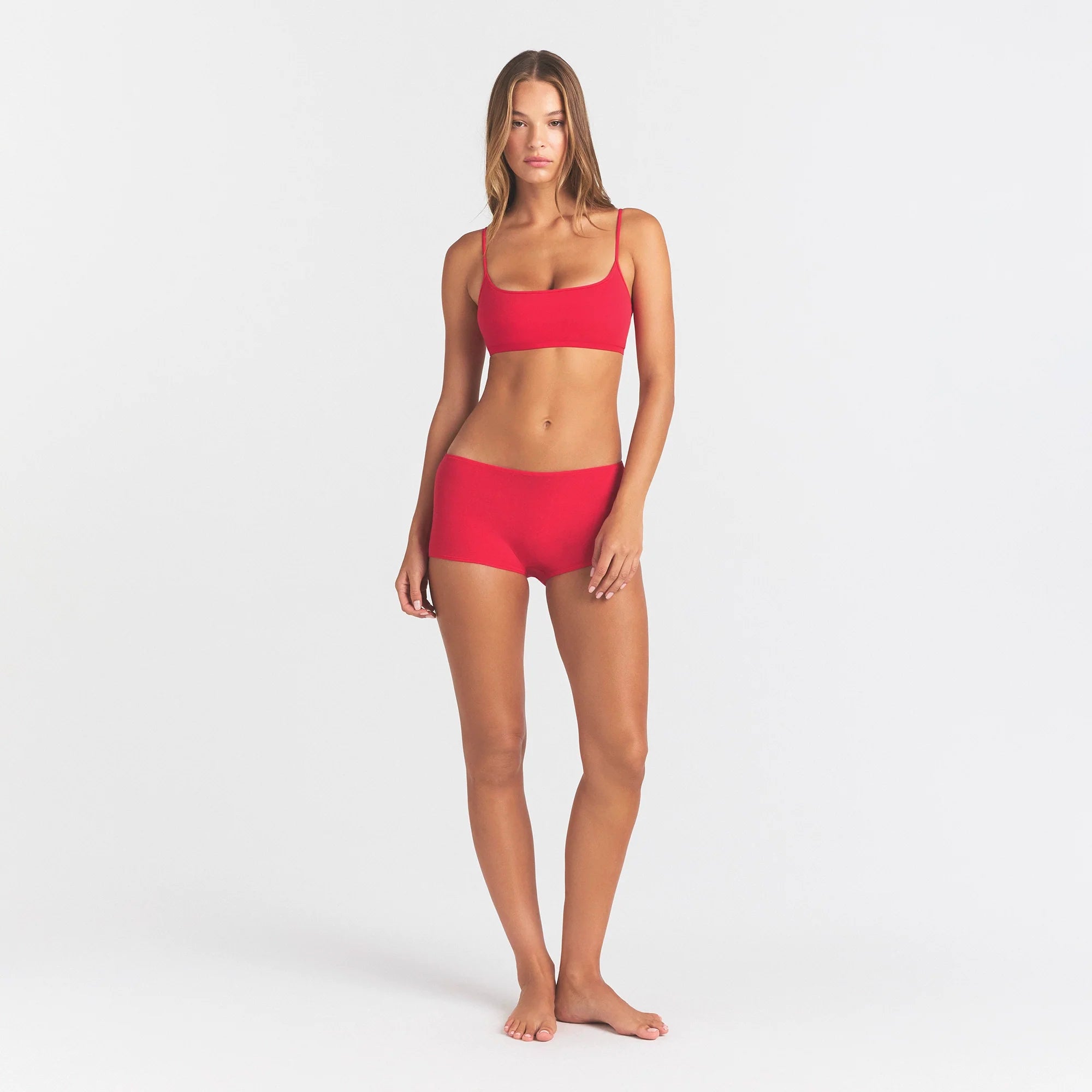 EVERYDAY COTTON SCOOP BRALETTE | CARMINE ON A MODEL FRONT VIEW @ | FOCUS: 0.0, 1.0, 0.9