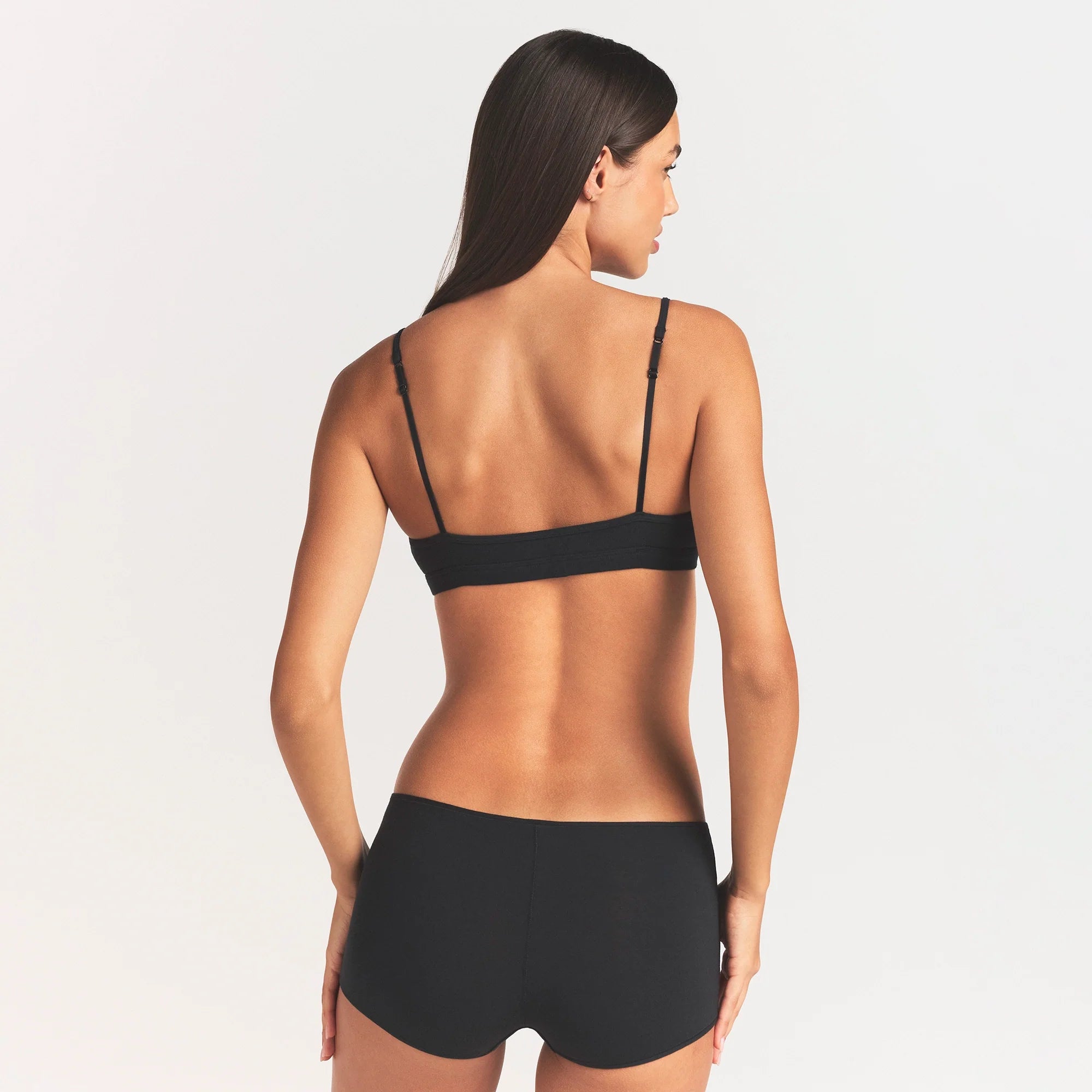 EVERYDAY COTTON SCOOP BRALETTE | ONYX ON A MODEL SIDE VIEW @ | FOCUS: 0.0, 1.0, 0.9
