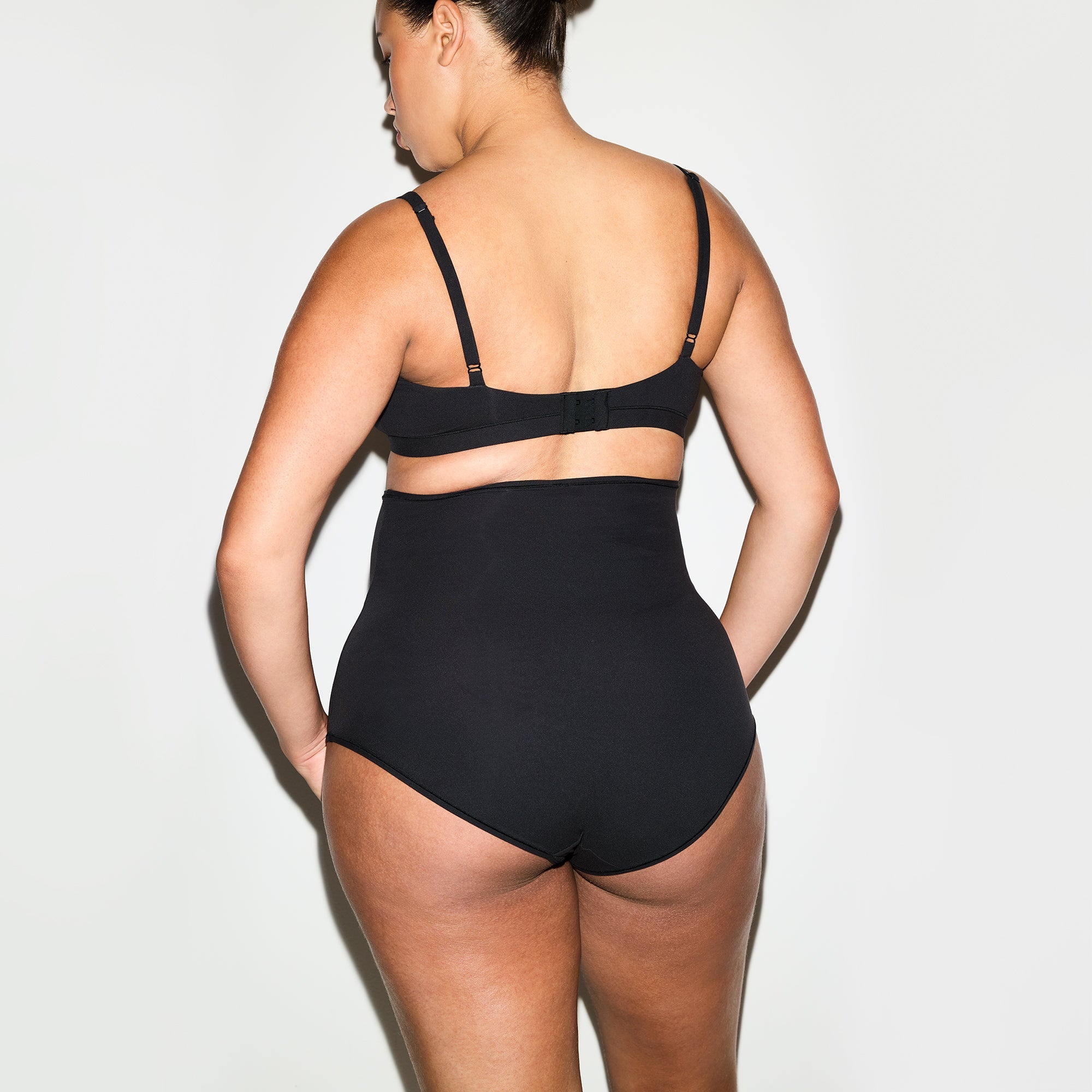 FITS EVERYBODY MATERNITY NURSING SCOOP BRALETTE 2-PACK | ONYX ON A MODEL BACK VIEW @ | FOCUS: 0.0, 1.0, 0.9