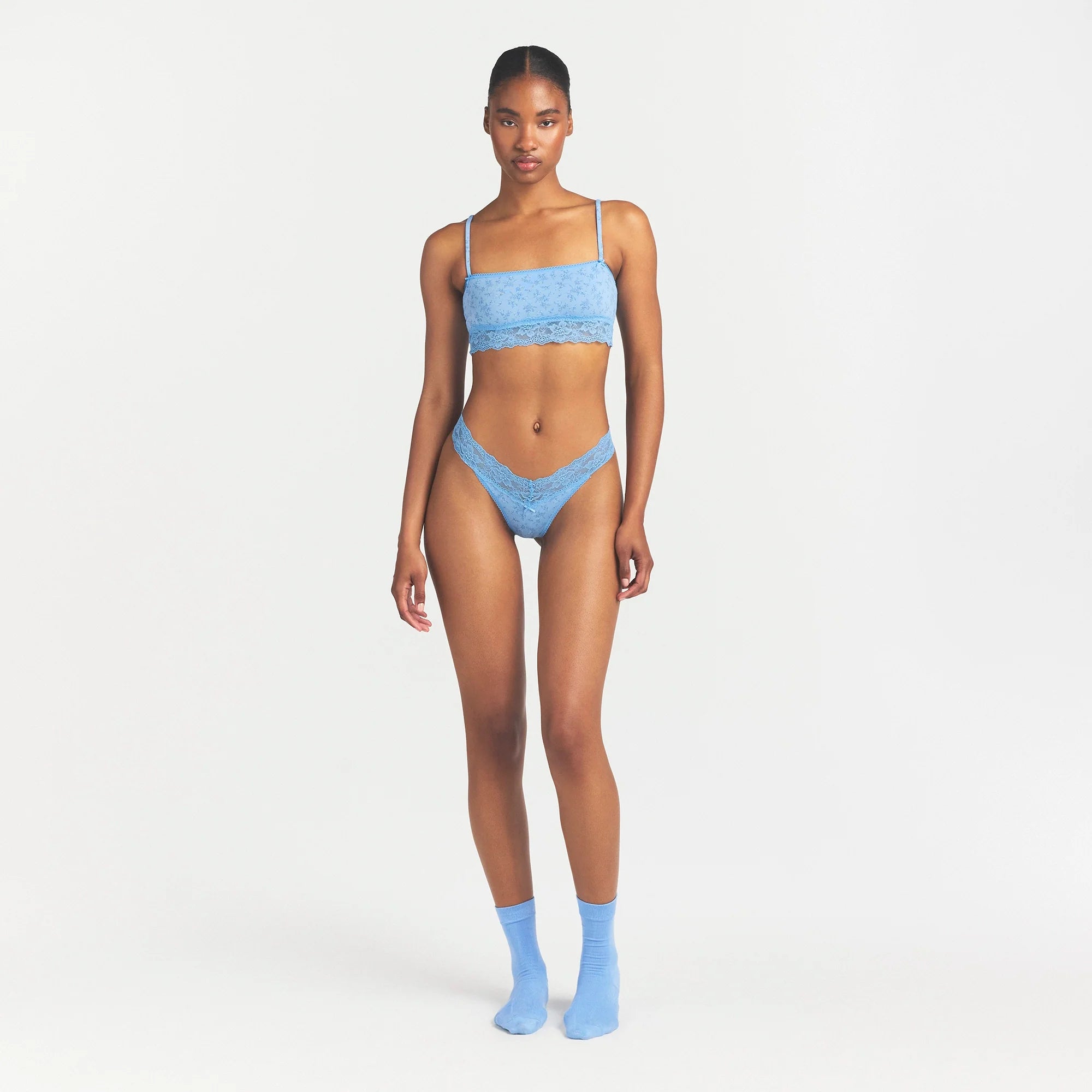 LIGHTWEIGHT COTTON STRAIGHT NECK BRALETTE | SURF DAINTY FLORAL PRINT ON A MODEL FRONT VIEW @ | FOCUS: 0.0, 1.0, 0.9