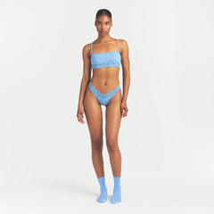 LIGHTWEIGHT COTTON STRAIGHT NECK BRALETTE | SURF DAINTY FLORAL PRINT ON A MODEL FRONT VIEW @ | FOCUS: 0.0, 1.0, 0.9