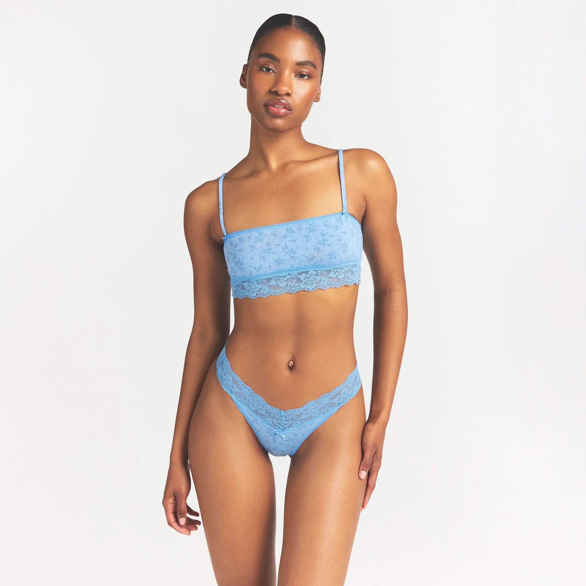 LIGHTWEIGHT COTTON STRAIGHT NECK BRALETTE | SURF DAINTY FLORAL PRINT ON A MODEL SIDE VIEW @ | FOCUS: 0.0, 1.0, 0.9