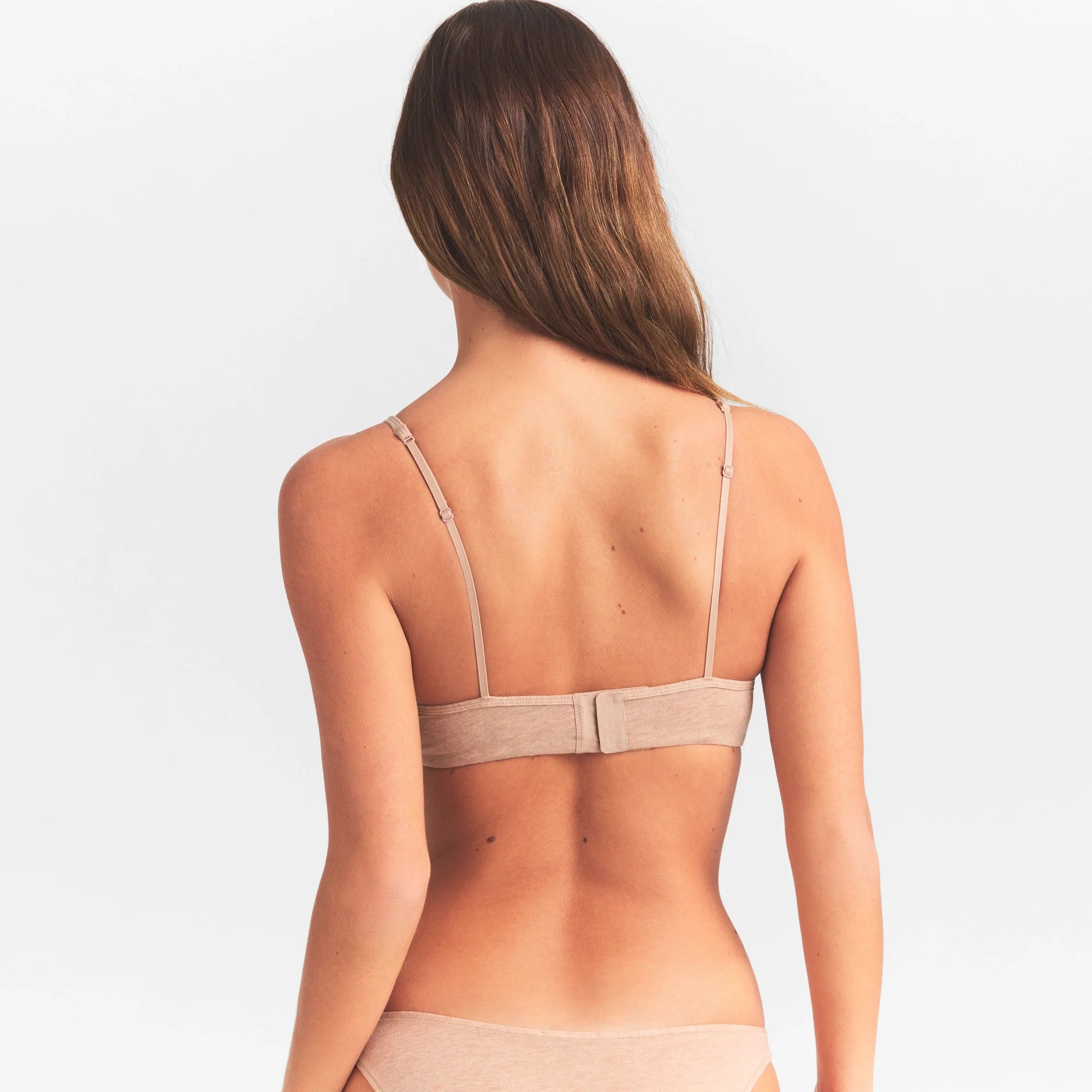 EVERYDAY COTTON T-SHIRT BRA | CLAY HEATHER ON A MODEL SIDE  VIEW @ | FOCUS: 0.0, 1.0, 0.9