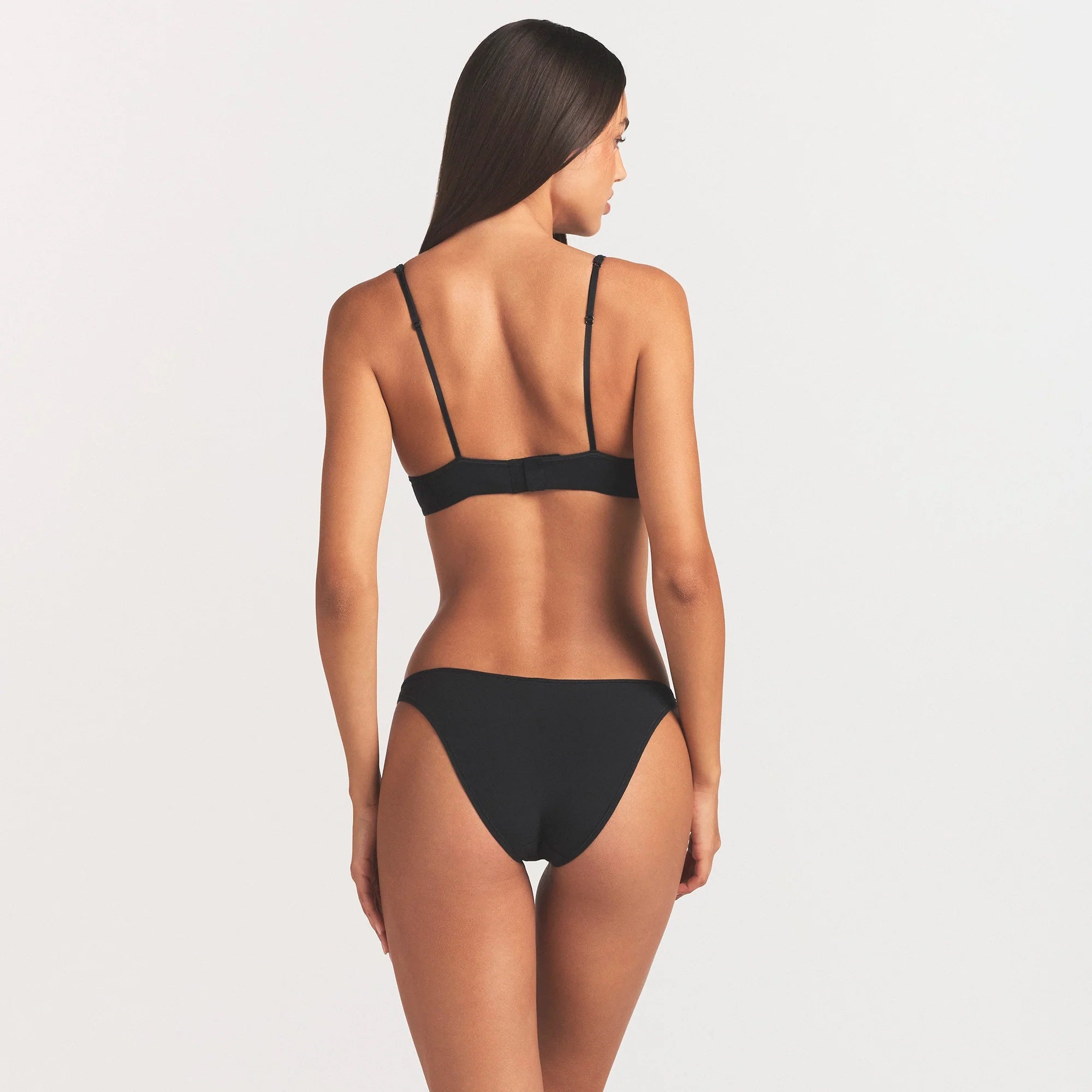 EVERYDAY COTTON T-SHIRT BRA | ONYX ON A MODEL SIDE VIEW @ | FOCUS: 0.0, 1.0, 0.9