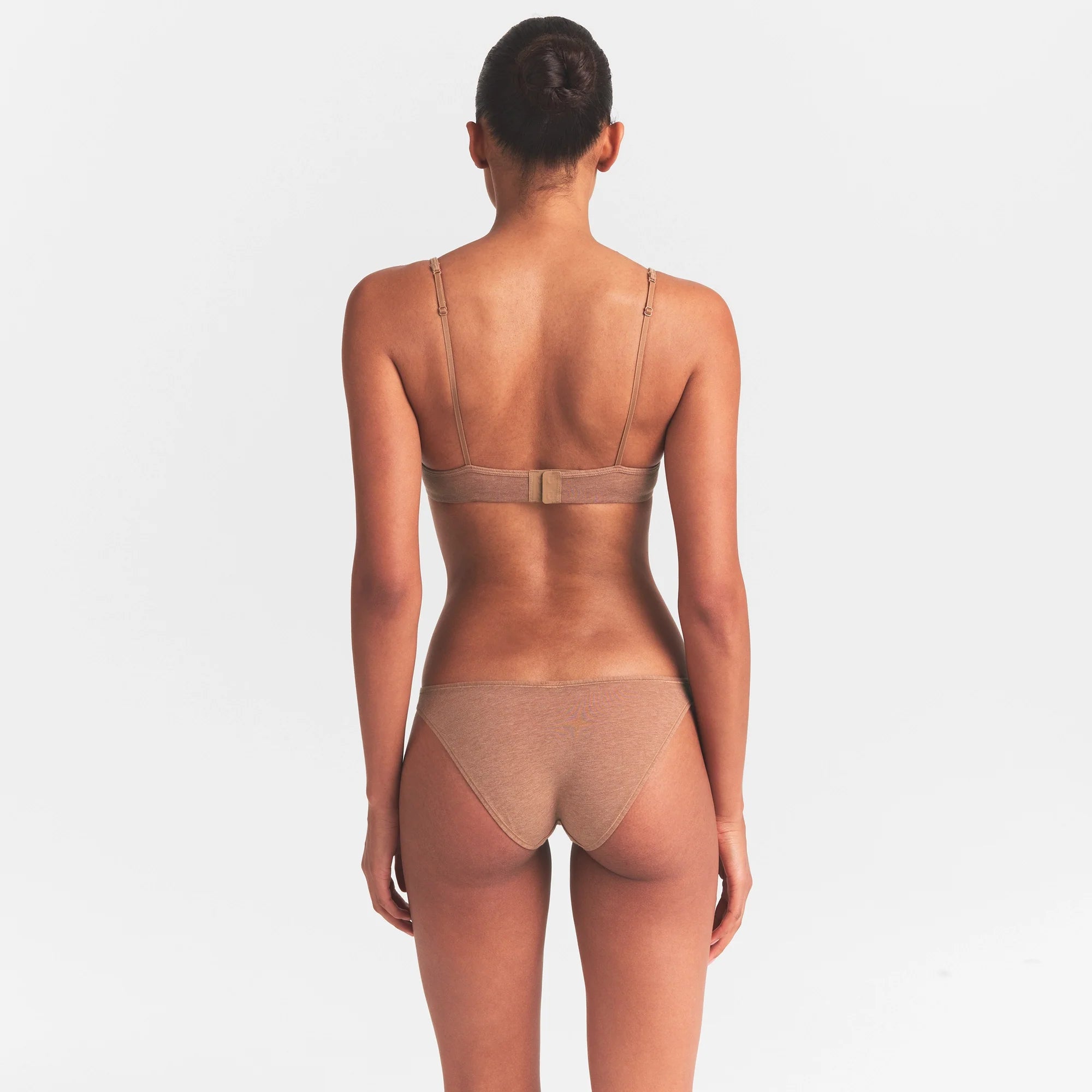 EVERYDAY COTTON T-SHIRT BRA | SIENNA HEATHER ON A MODEL SIDE  VIEW @ | FOCUS: 0.0, 1.0, 0.9