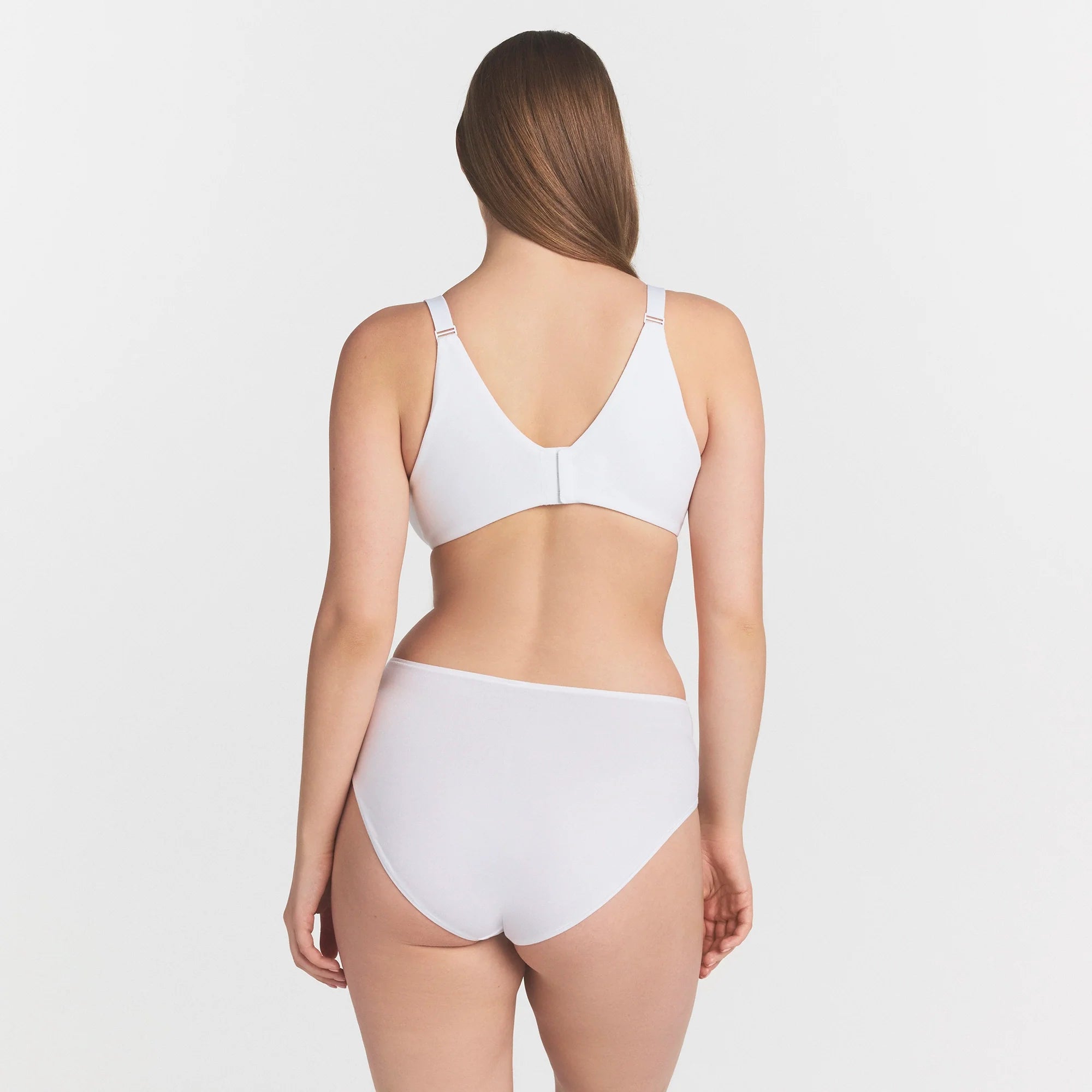 EVERYDAY COTTON FULL COVERAGE BRA | SNOW ON A MODEL SIDE VIEW @ | FOCUS: 0.0, 1.0, 0.9