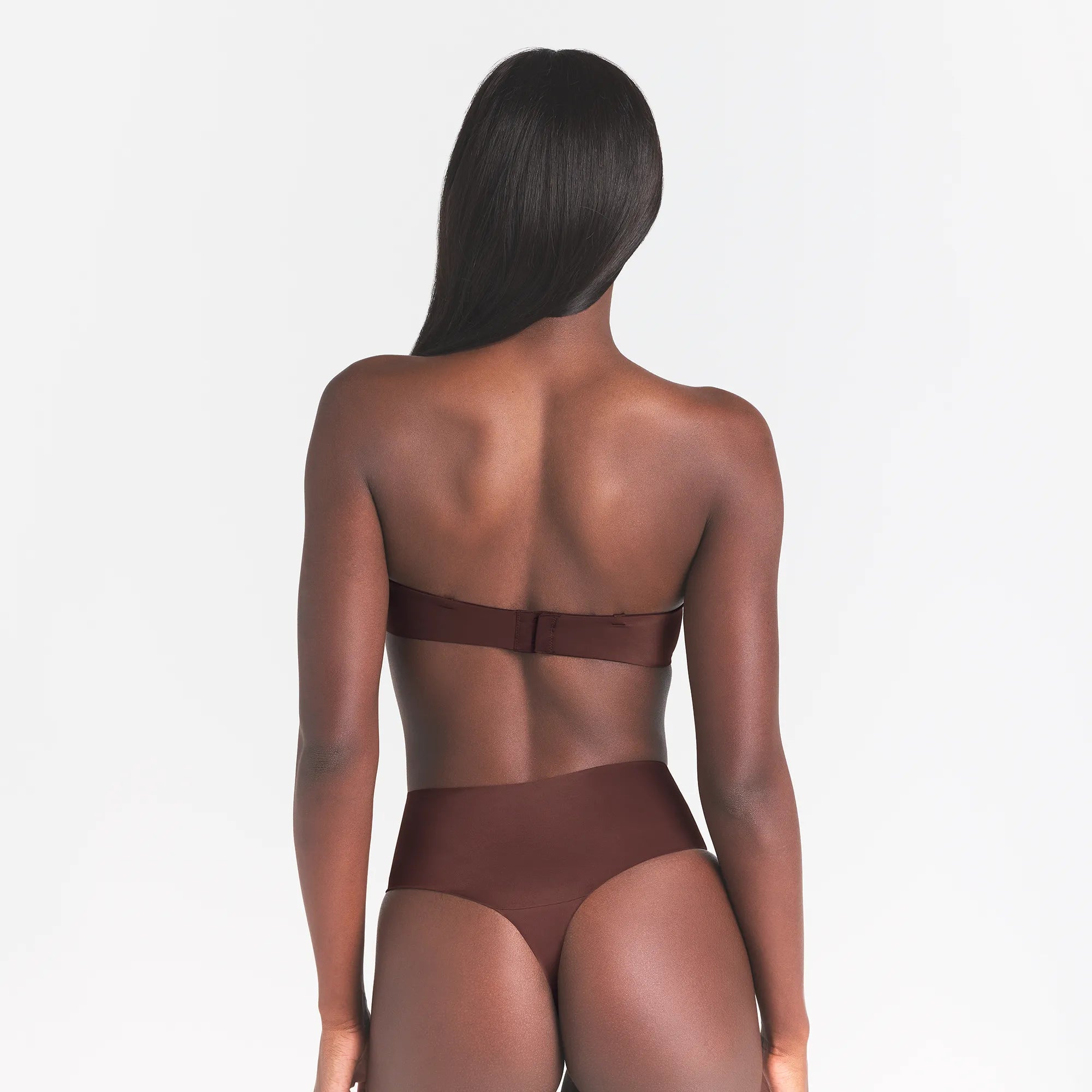 SMOOTHING INTIMATES STRAPLESS BRA | COCOA ON A MODEL BACK VIEW @ | FOCUS: 0.0, 1.0, 0.9