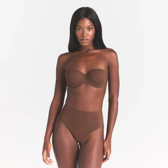 SMOOTHING INTIMATES STRAPLESS BRA | JASPER ON A MODEL FRONT VIEW @ | FOCUS: 0.0, 1.0, 0.9