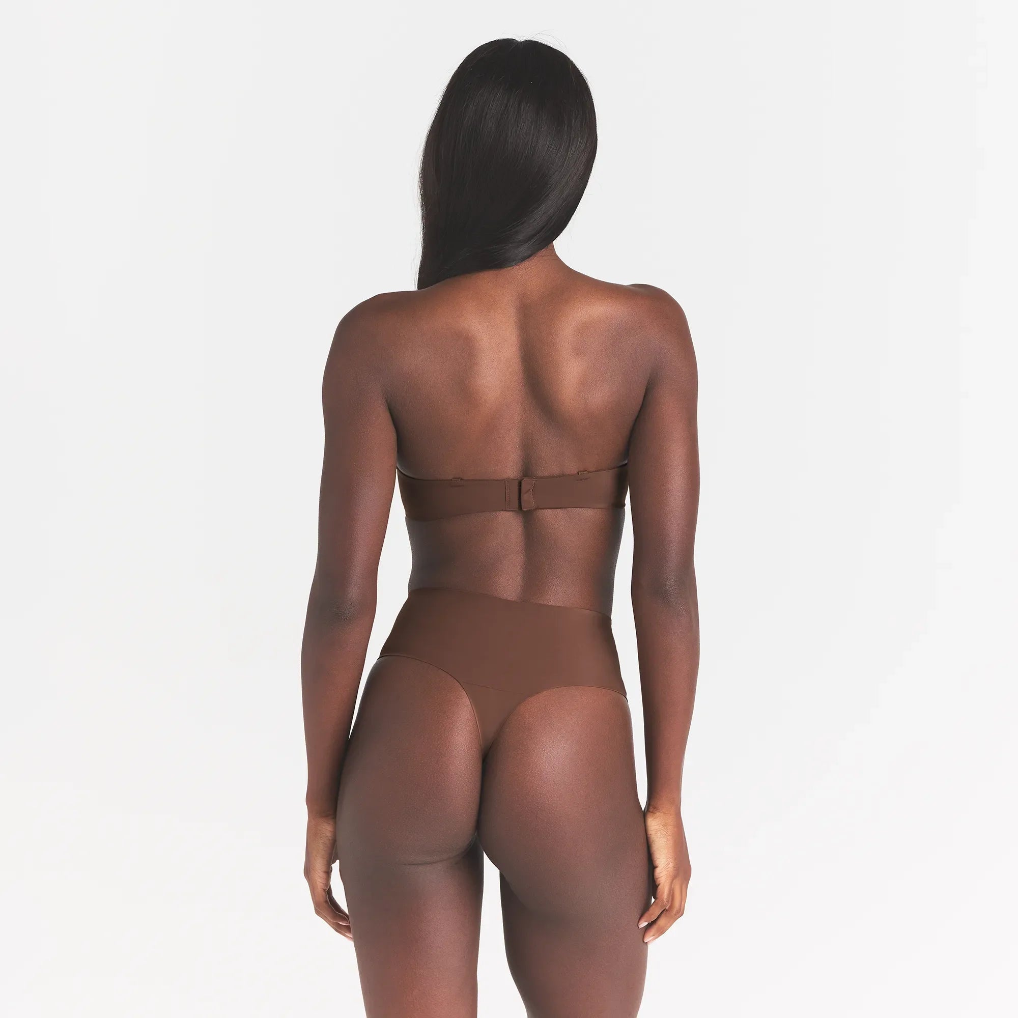 SMOOTHING INTIMATES STRAPLESS BRA | JASPER ON A MODEL BACK VIEW @ | FOCUS: 0.0, 1.0, 0.9