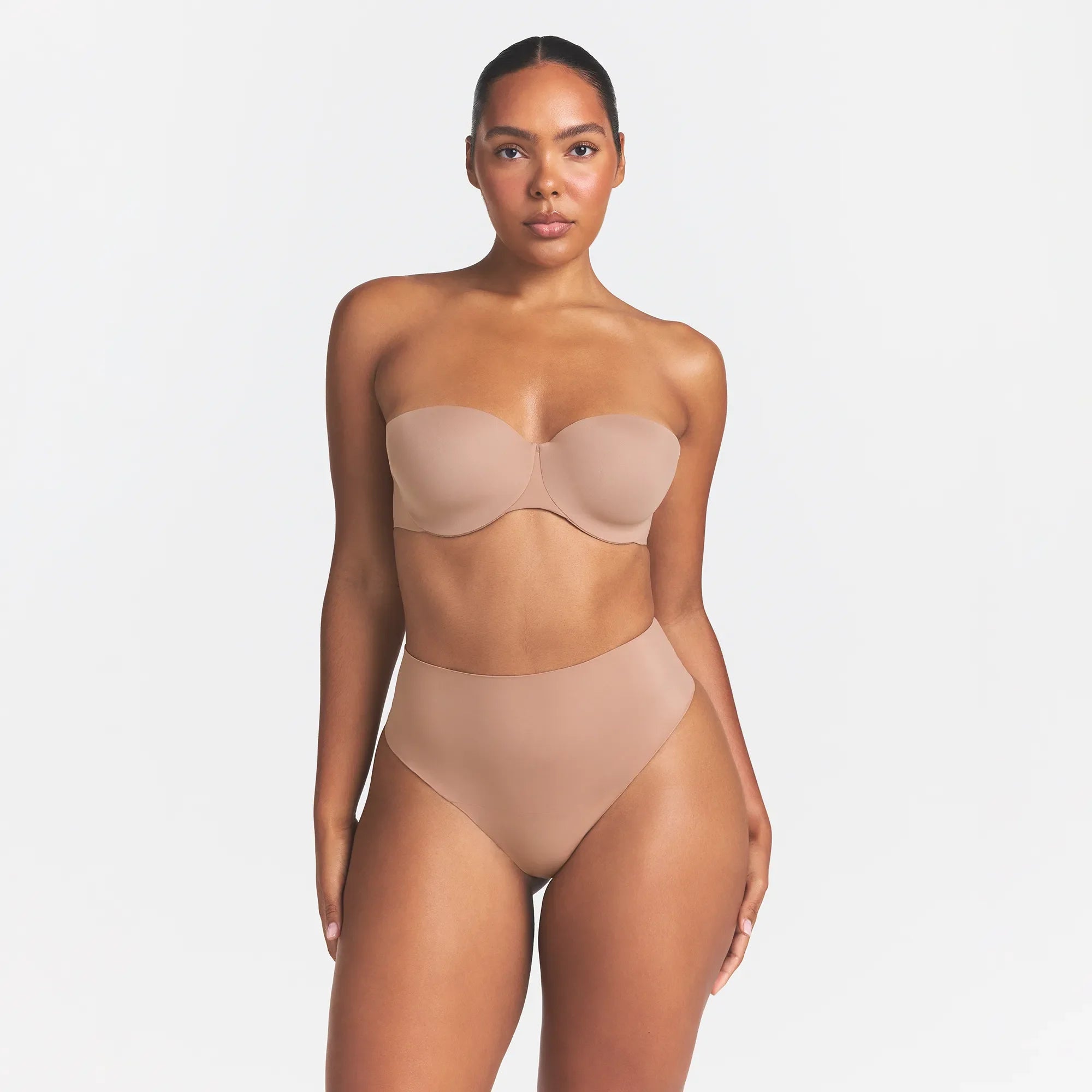 SMOOTHING INTIMATES STRAPLESS BRA | SIENNA ON A MODEL FRONT VIEW @ | FOCUS: 0.0, 1.0, 0.9