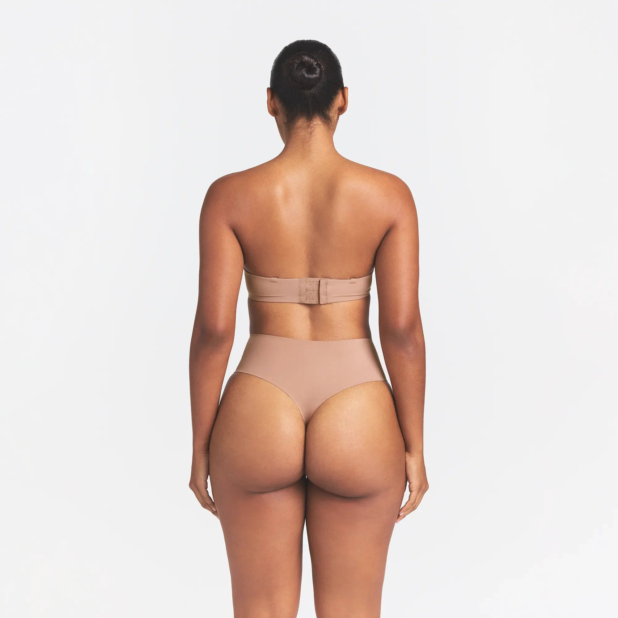 SMOOTHING INTIMATES STRAPLESS BRA | SIENNA ON A MODEL BACK VIEW @ | FOCUS: 0.0, 1.0, 0.9