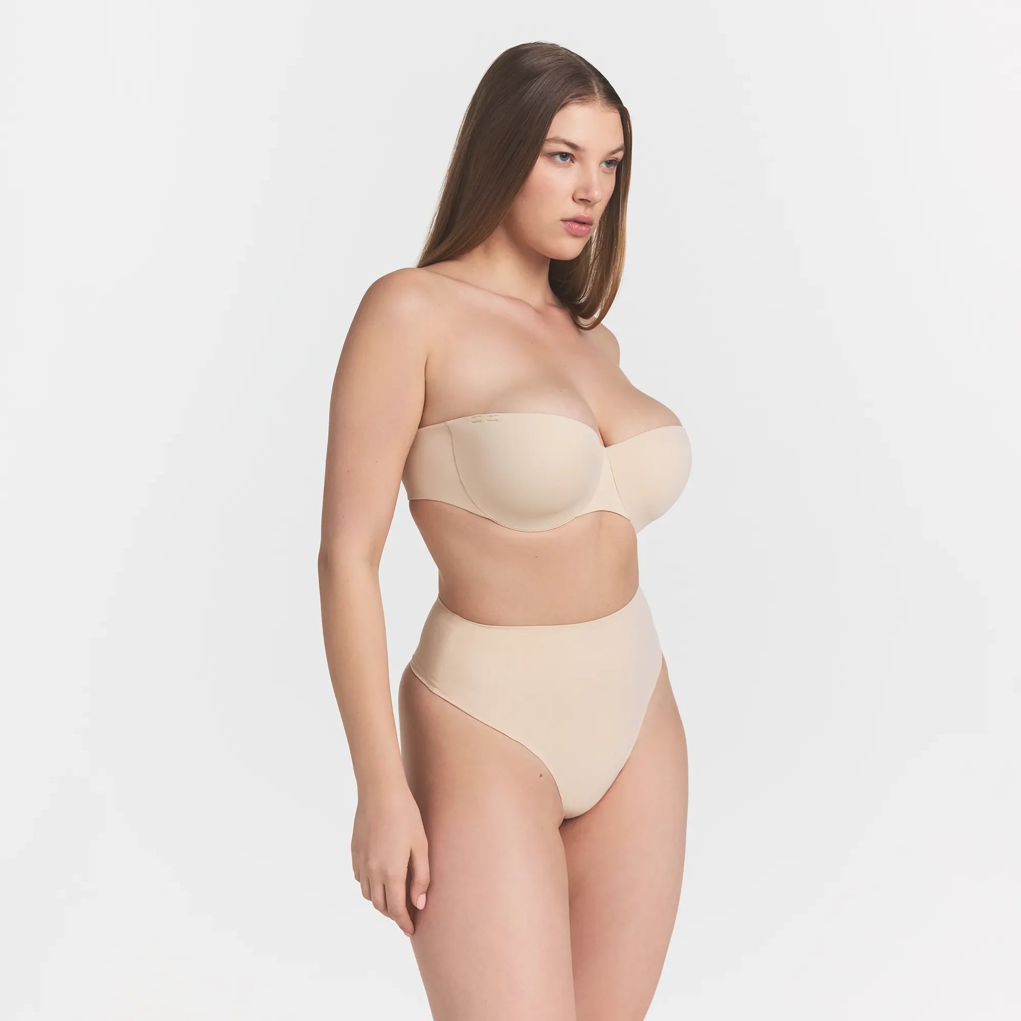 SMOOTHING INTIMATES STRAPLESS BRA | SAND ON A MODEL SIDE VIEW @ | FOCUS: 0.0, 1.0, 0.9