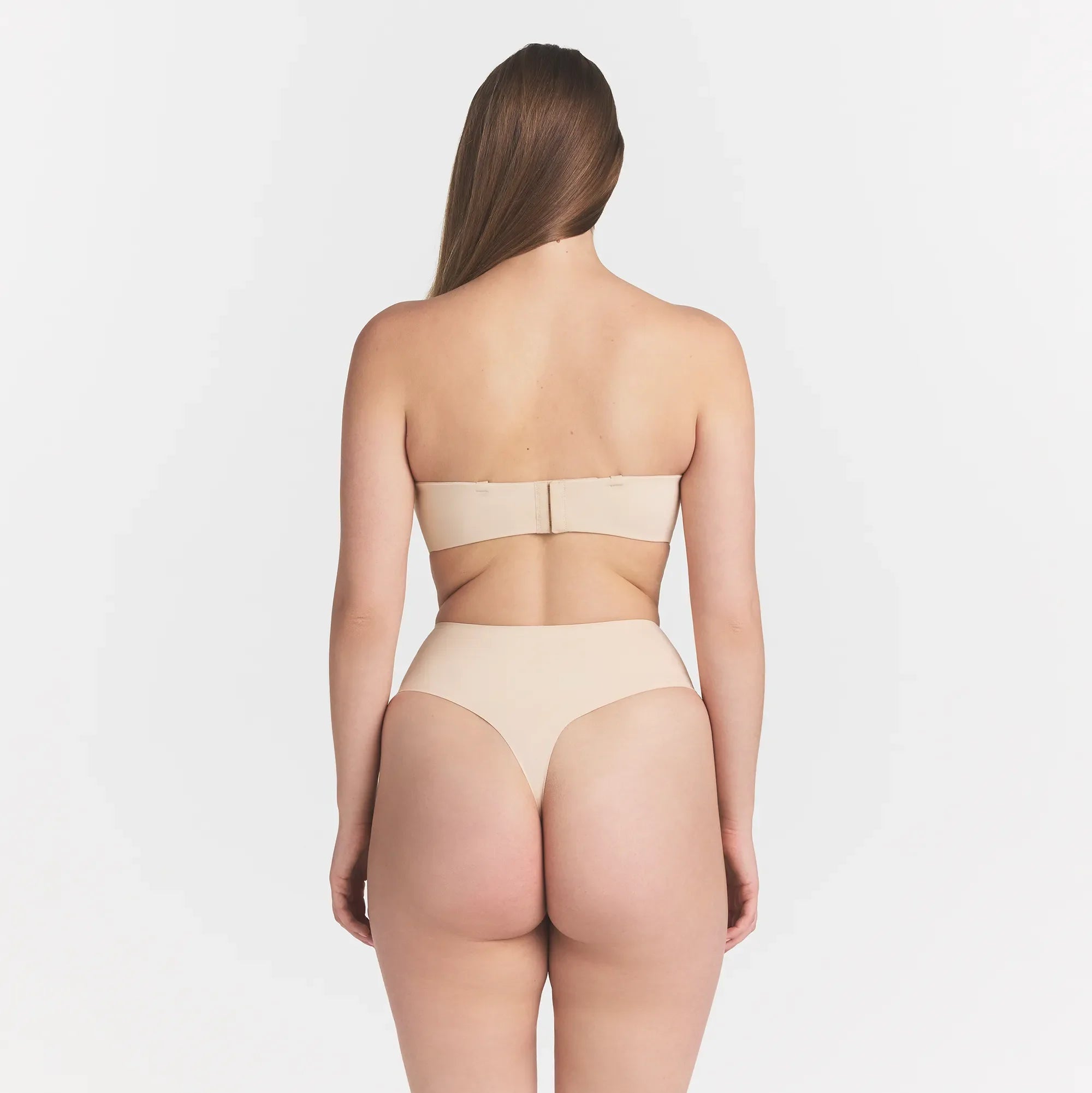 SMOOTHING INTIMATES STRAPLESS BRA | SAND ON A MODEL BACK VIEW @ | FOCUS: 0.0, 1.0, 0.9