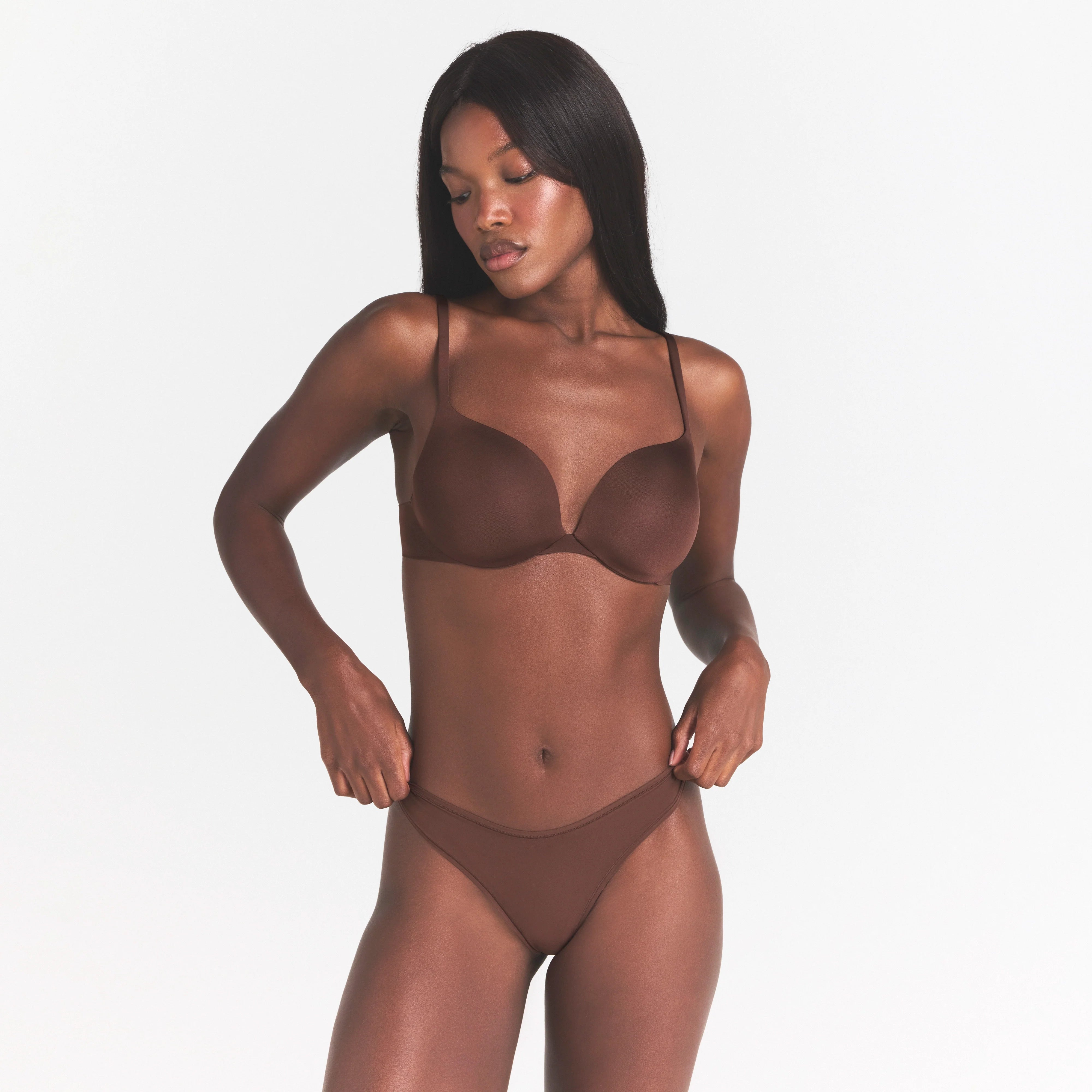 SKIMS ULTIMATE TEARDROP T-SHIRT BRA | COCOA ON A MODEL SIDE VIEW @ | FOCUS: 0.0, 1.0, 0.9  | COMP
