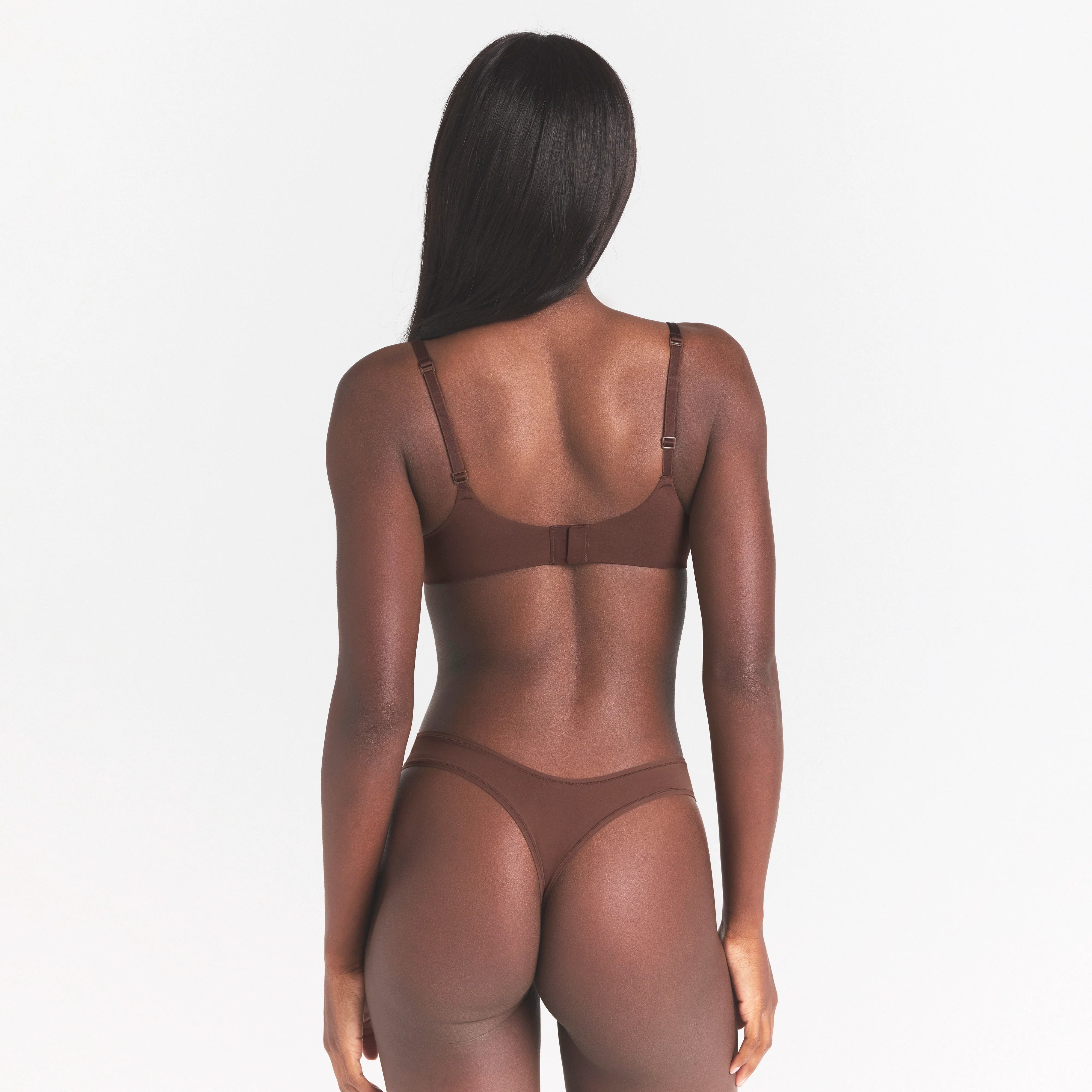 SKIMS ULTIMATE TEARDROP T-SHIRT BRA | COCOA ON A MODEL SIDE VIEW @ | FOCUS: 0.0, 1.0, 0.9