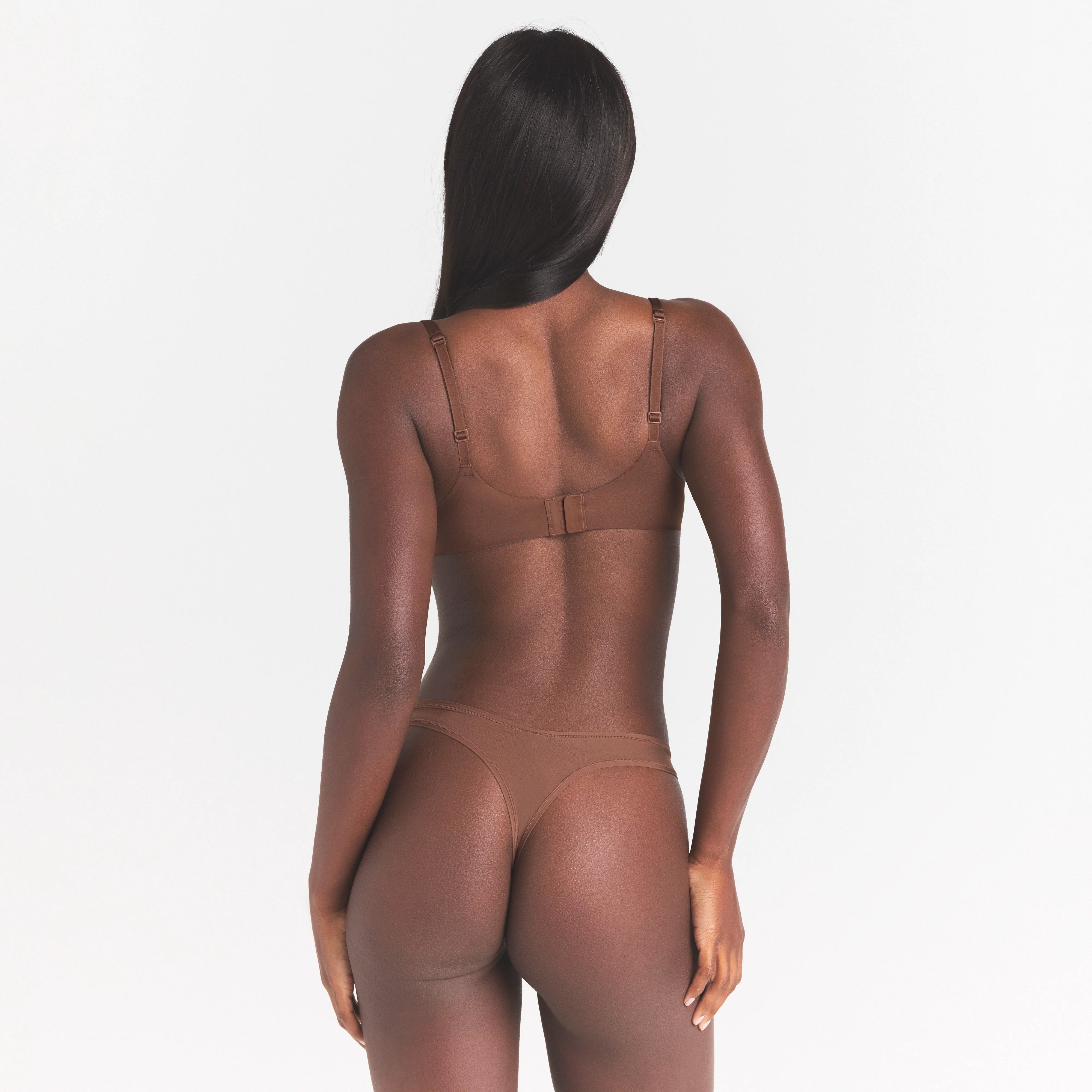 SKIMS ULTIMATE TEARDROP T-SHIRT BRA | JASPER ON A MODEL SIDE VIEW @ | FOCUS: 0.0, 1.0, 0.9