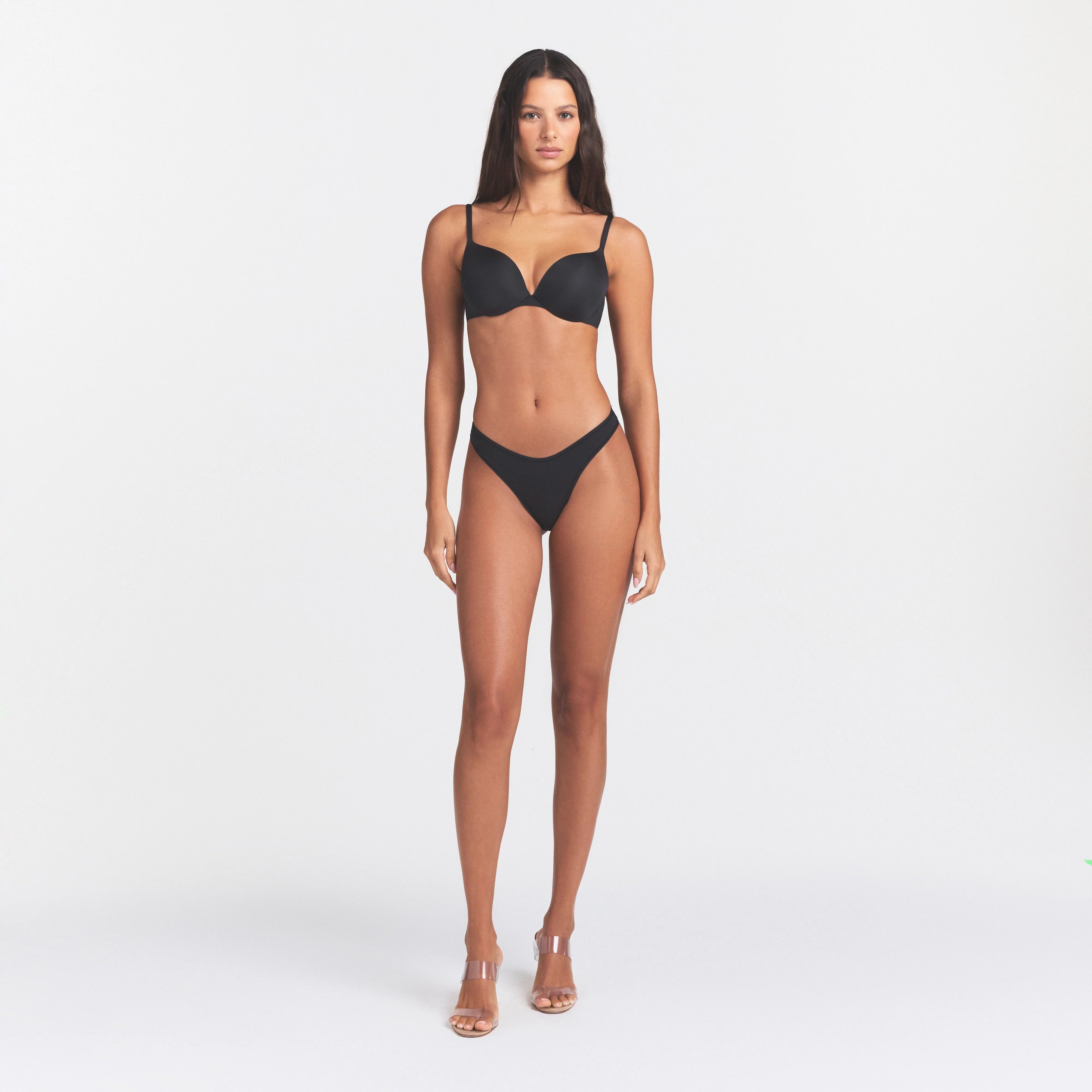 SKIMS ULTIMATE TEARDROP T-SHIRT BRA | ONYX ON A MODEL FRONT VIEW @ | FOCUS: 0.0, 1.0, 0.9