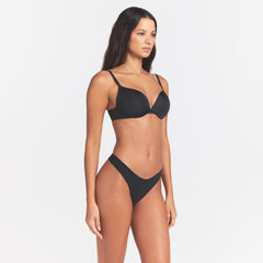 SKIMS ULTIMATE TEARDROP T-SHIRT BRA | ONYX ON A MODEL SIDE VIEW @ | FOCUS: 0.0, 1.0, 0.9  | COMP