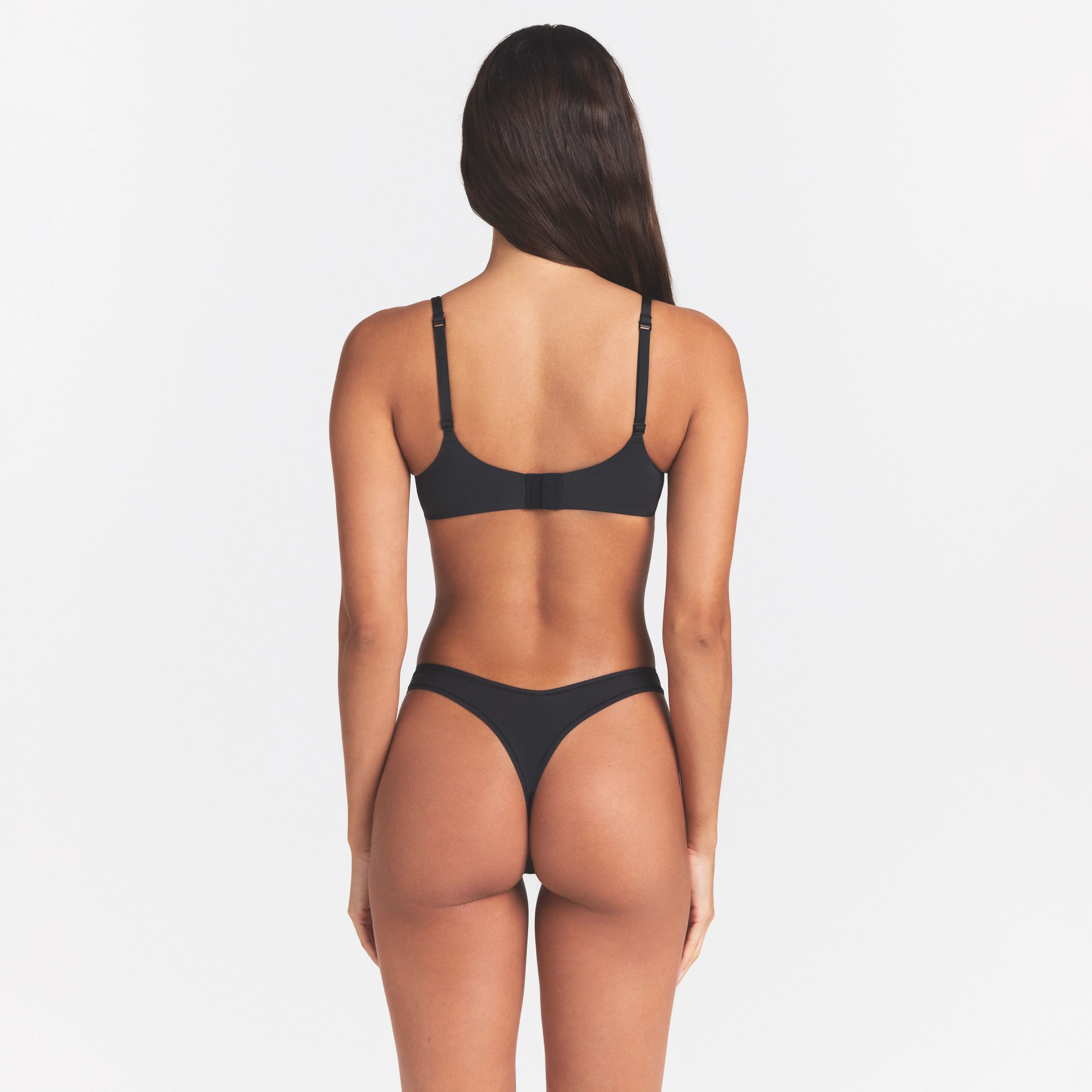 SKIMS ULTIMATE TEARDROP T-SHIRT BRA | ONYX ON A MODEL SIDE VIEW @ | FOCUS: 0.0, 1.0, 0.9