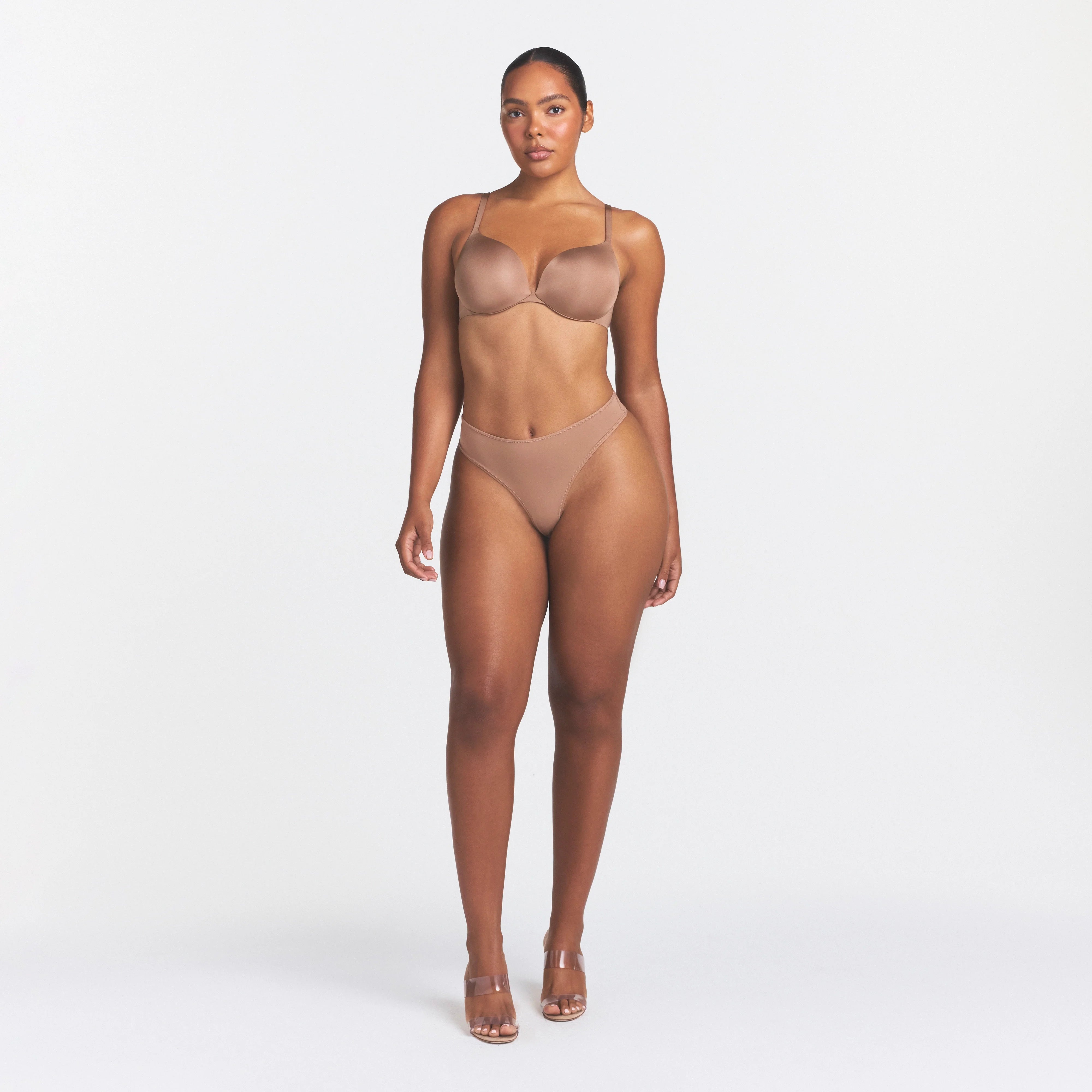 SKIMS ULTIMATE TEARDROP T-SHIRT BRA | SIENNA ON A MODEL FRONT VIEW | SEE SIZE: 32A