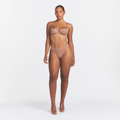 SKIMS ULTIMATE TEARDROP T-SHIRT BRA | SIENNA ON A MODEL FRONT VIEW | SEE SIZE: 32A