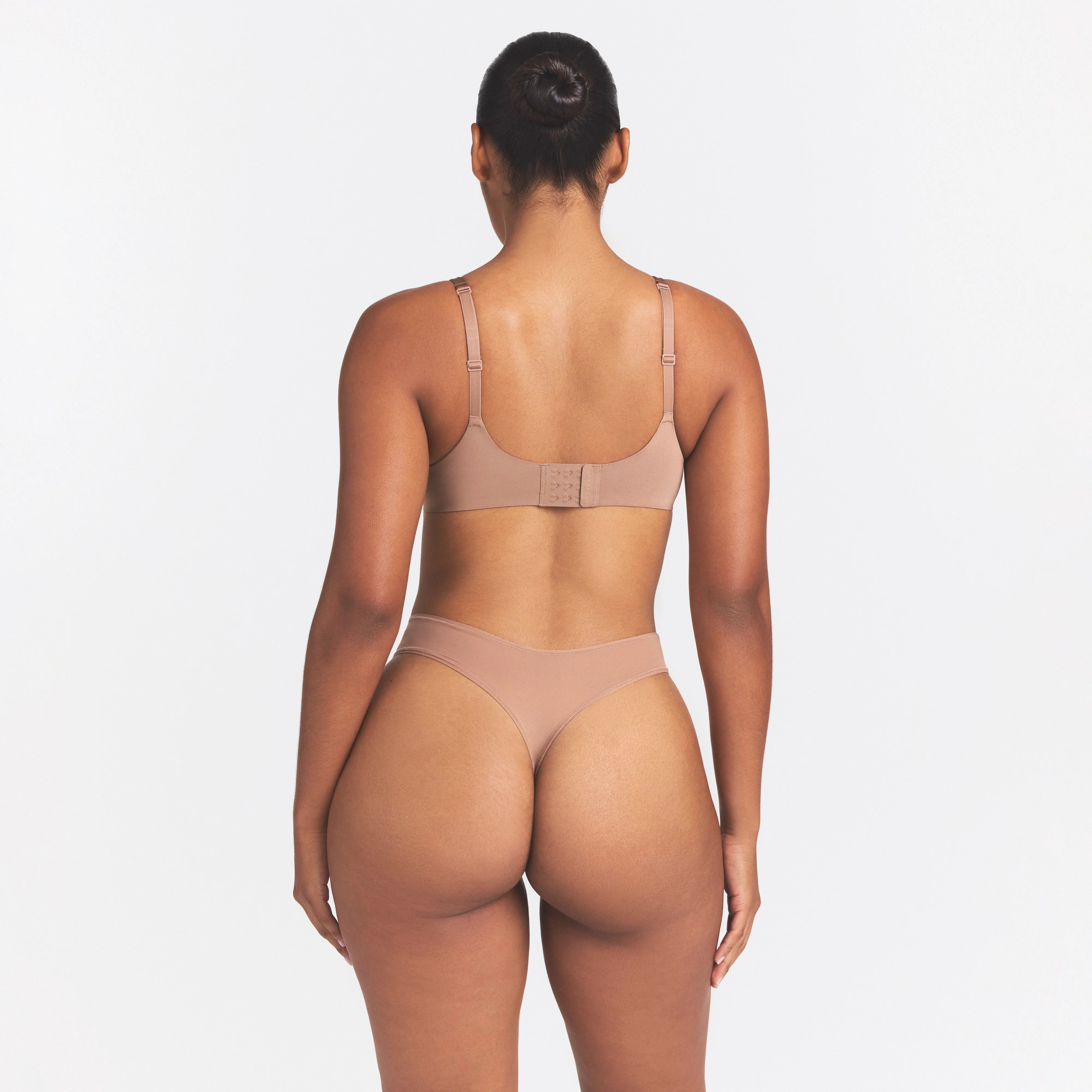 SKIMS ULTIMATE TEARDROP T-SHIRT BRA | SIENNA ON A MODEL SIDE VIEW | SEE SIZE: 34B