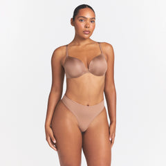 SKIMS ULTIMATE TEARDROP T-SHIRT BRA | SIENNA ON A MODEL SIDE VIEW  @ | FOCUS: 0.0, 1.0, 0.9  | COMP