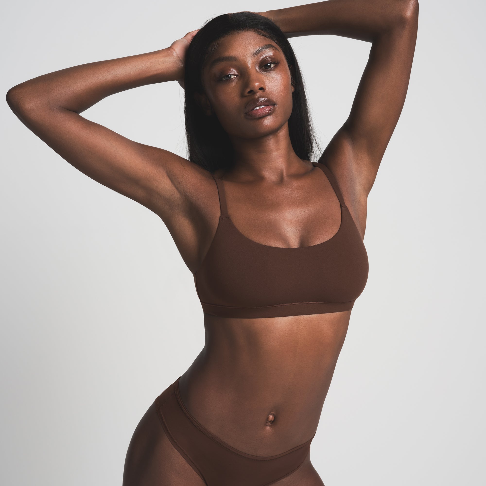 FITS EVERYBODY SCOOP BRALETTE | COCOA ON A MODEL FRONT VIEW | FOCUS: 0.0, 1.0, 0.9
