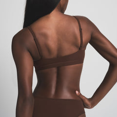 FITS EVERYBODY SCOOP BRALETTE | COCOA ON A MODEL BACK VIEW | FOCUS: 0.0, 1.0, 0.9