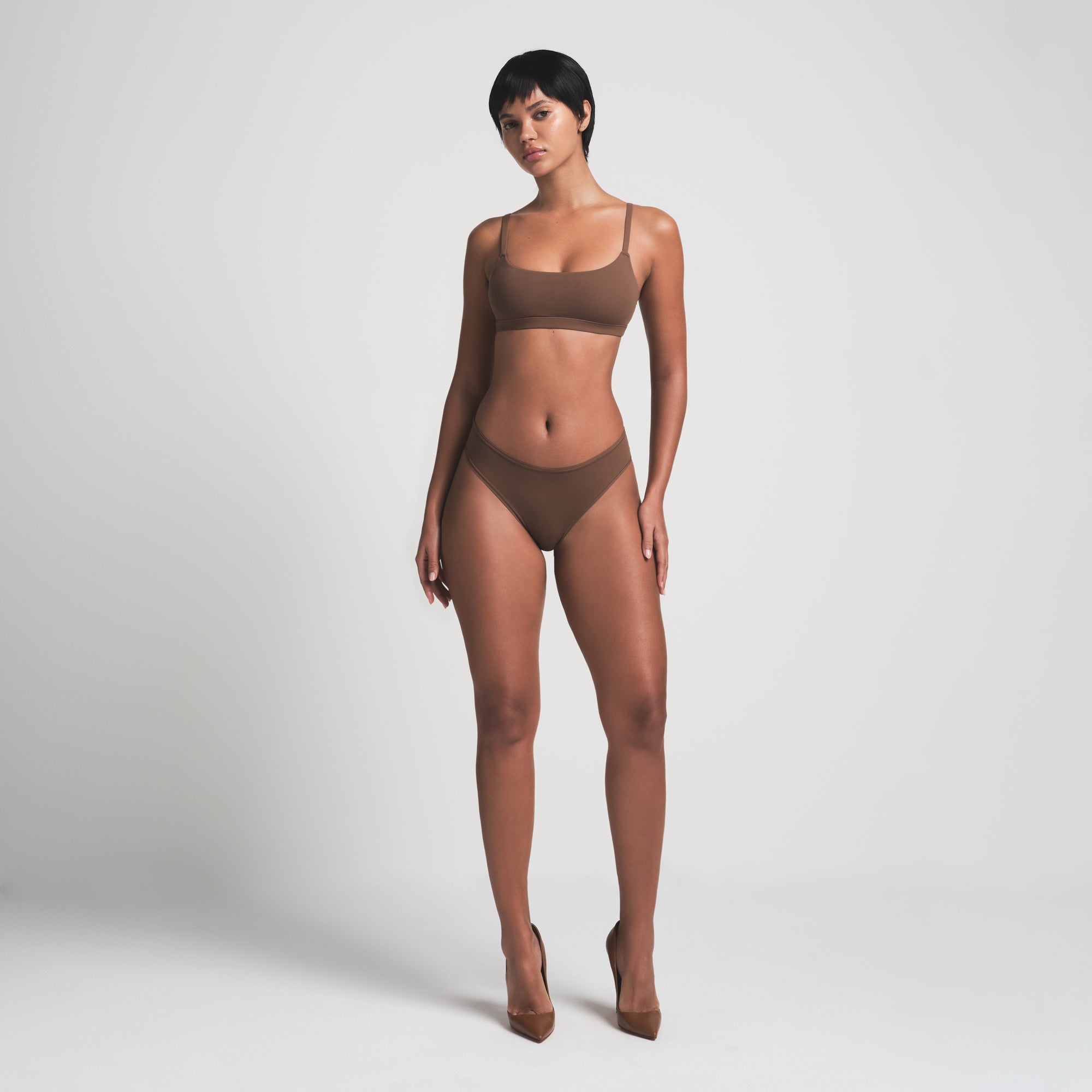 FITS EVERYBODY SCOOP BRALETTE | JASPER ON A MODEL FRONT VIEW | FOCUS: 0.0, 1.0, 0.9