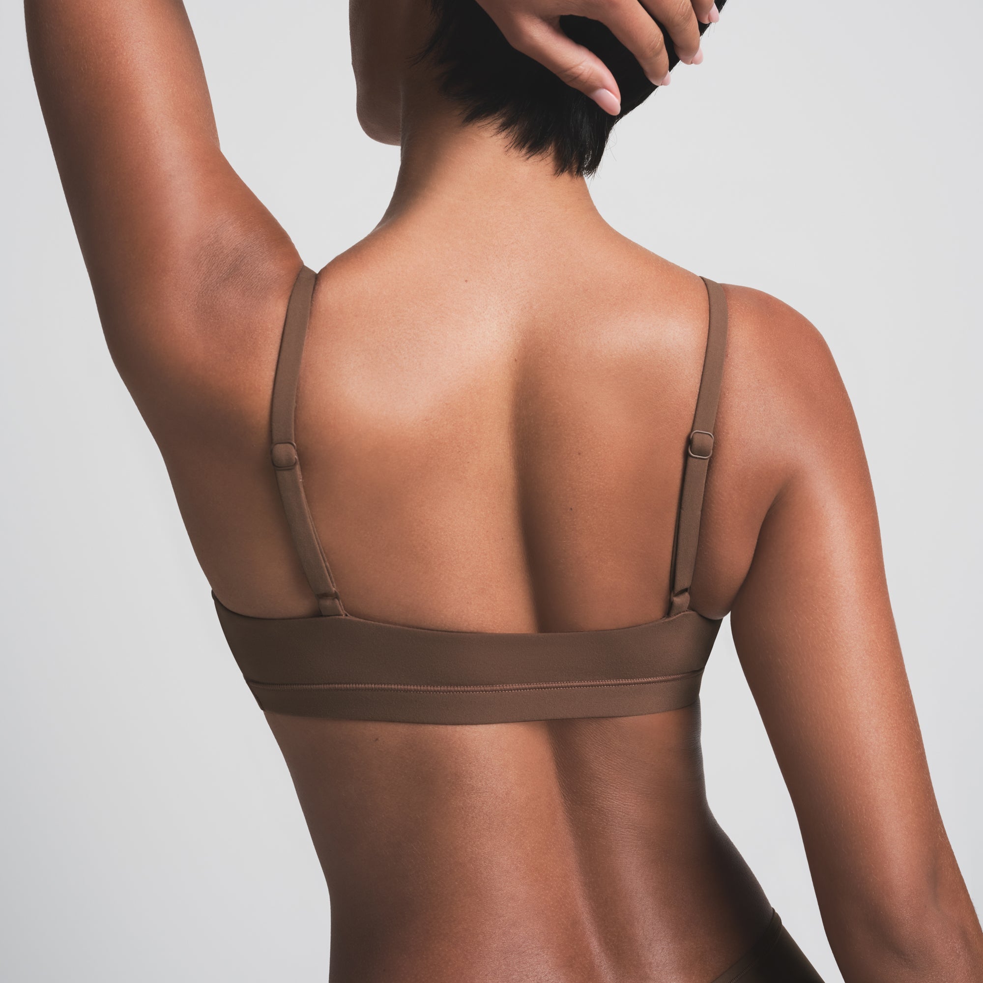 FITS EVERYBODY SCOOP BRALETTE | JASPER ON A MODEL BACK VIEW | FOCUS: 0.0, 1.0, 0.9