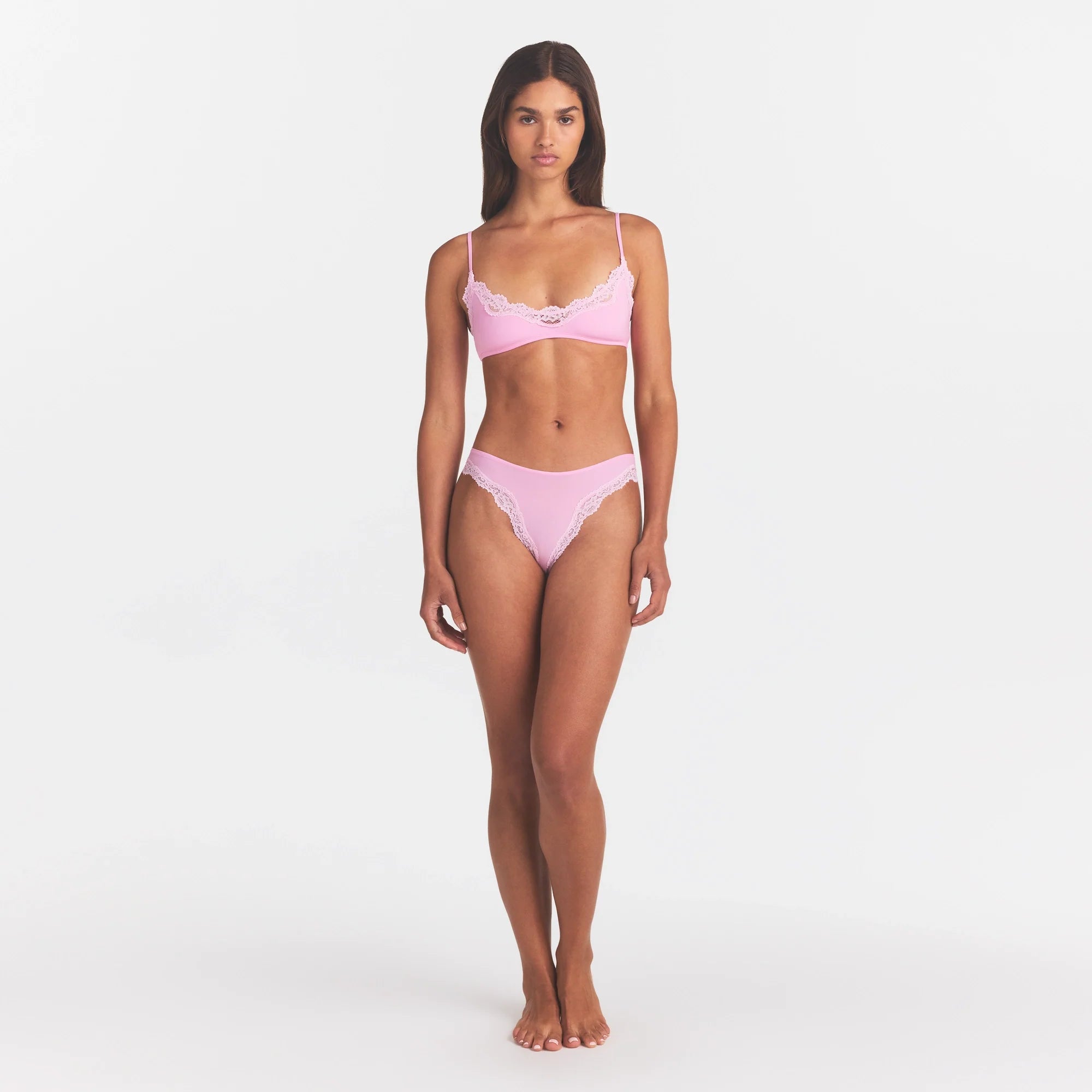 FITS EVERYBODY LACE SCOOP BRALETTE | BUBBLE GUM TONAL ON A MODEL FRONT VIEW @ | FOCUS: 0.0, 1.0, 0.9