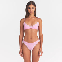 FITS EVERYBODY LACE SCOOP BRALETTE | BUBBLE GUM TONAL ON A MODEL SIDE VIEW @ | FOCUS: 0.0, 1.0, 0.9