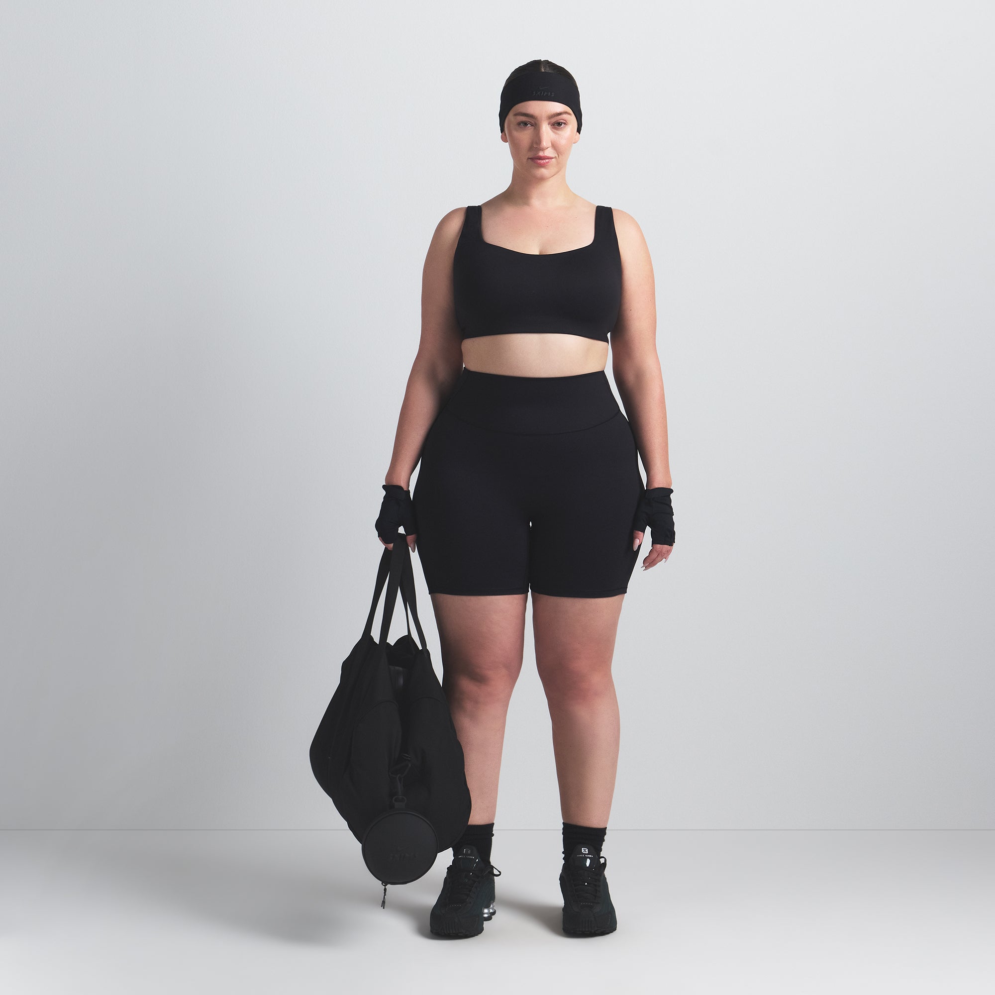 NikeSKIMS MATTE SCOOP NECK BRA | OBSIDIAN ON A MODEL FRONT VIEW @ | FOCUS: 0.0, 1.0, 0.9