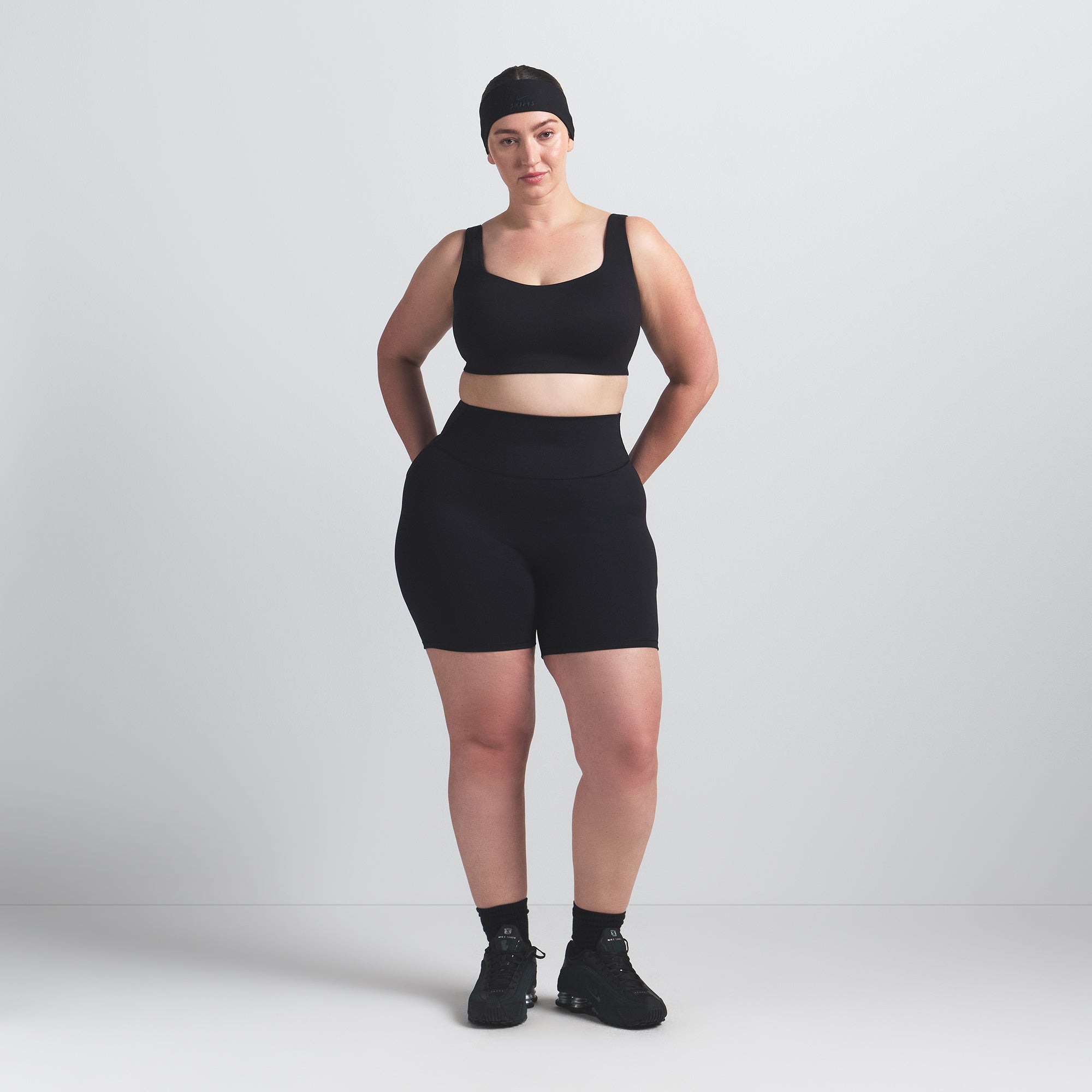 NikeSKIMS MATTE SCOOP NECK BRA | OBSIDIAN ON A MODEL FRONT VIEW @ | FOCUS: 0.0, 1.0, 0.9