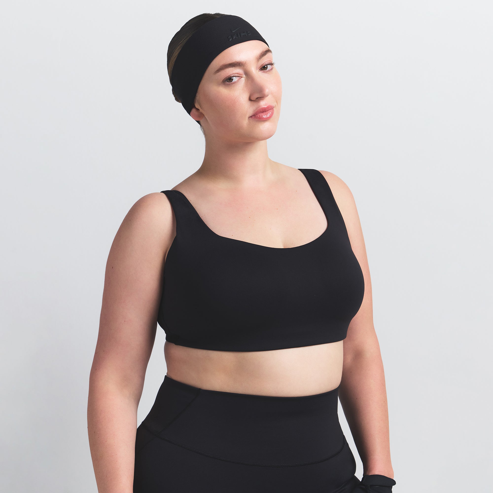 NikeSKIMS MATTE SCOOP NECK BRA | OBSIDIAN ON A MODEL FRONT VIEW @ | FOCUS: 0.0, 1.0, 0.9